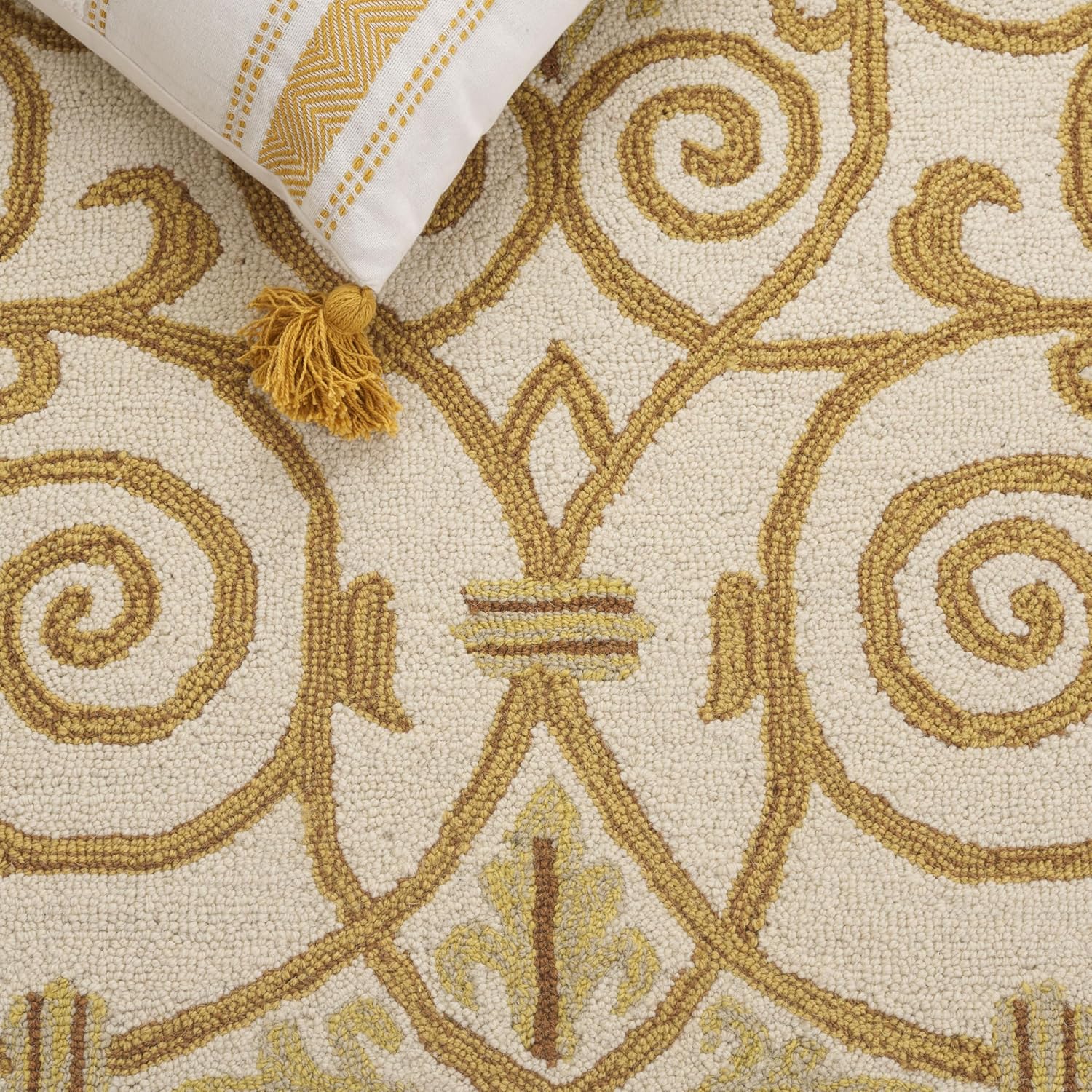 SAFAVIEH Chelsea Collection Accent Rug - 2'6" x 4', Ivory & Gold, Hand-Hooked French Country Wool, Ideal for High Traffic Areas in Entryway, Living Room, Bedroom (HK11P)