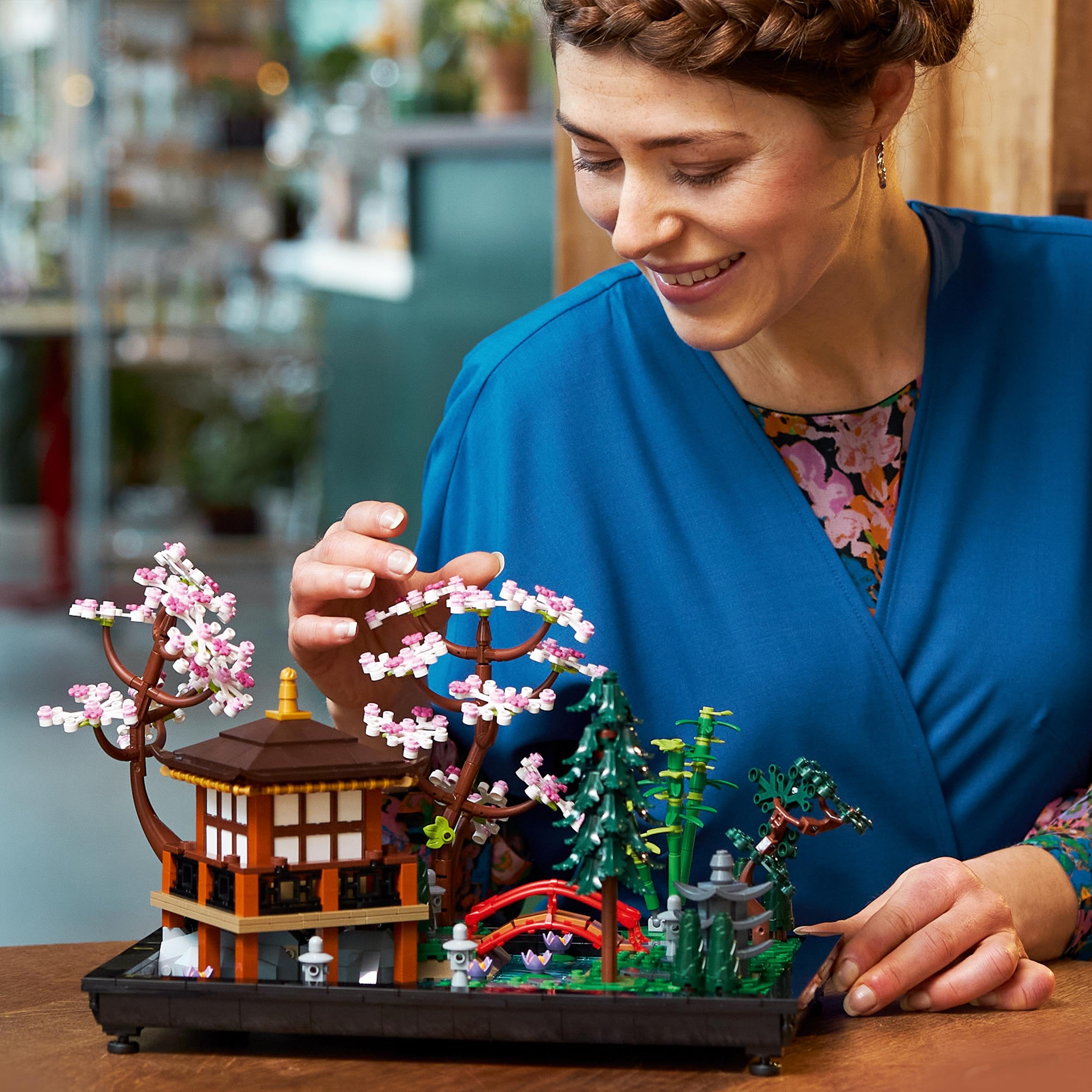 LEGO 10315 Icons Il Giardino Tranquillo, Kit Giardino Botanico Zen per Adulti con Fiori di Loto, Regalo per Donna e Uomo Fan del Giardinaggio Giapponese, Decorazione da Scrivania Personalizzabile