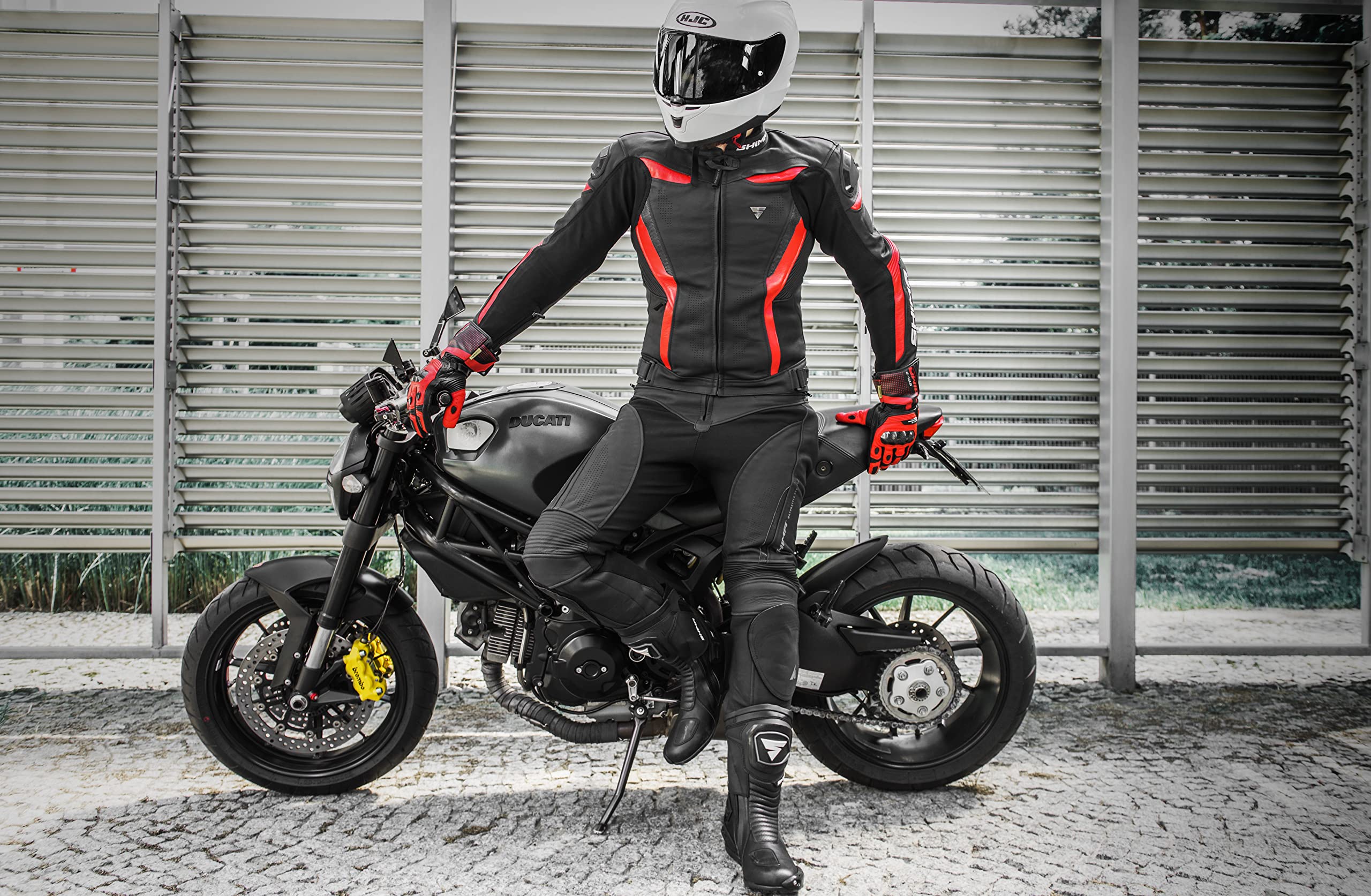 SHIMA CHASE Spodnie motocyklowe - skórzane, sportowe spodnie z ochraniaczami na biodra i kolana, skóra perforowana, na 2-częściowy garnitur (czarne, 54)