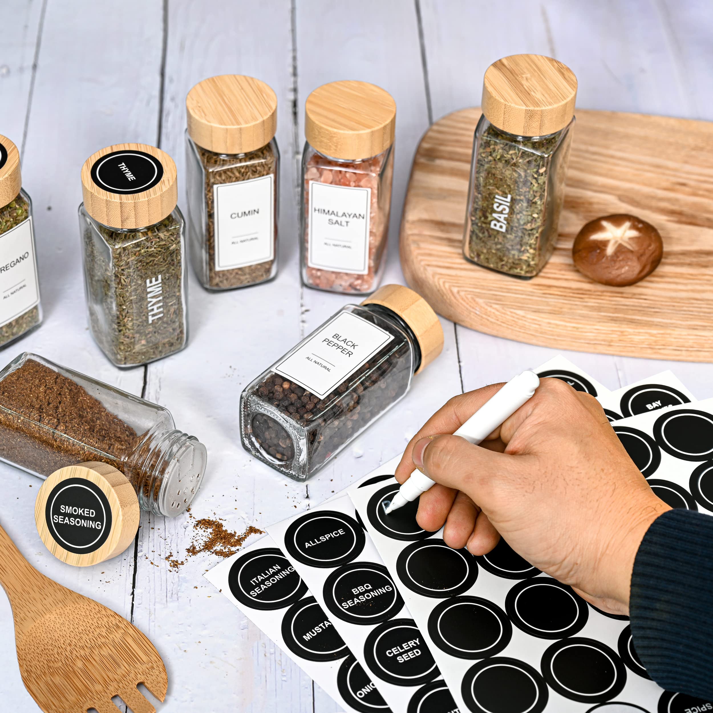 24er Set Gewürzgläser aus Glas mit verschiedenen Etiketten, Bambusstreuer-Deckel & Trichter, Vorratsdosen für Küche mit luftdichtem Deckel, Gewürze & Gewürz-Sets Organizer, Gewürzbehälter, Glasdose