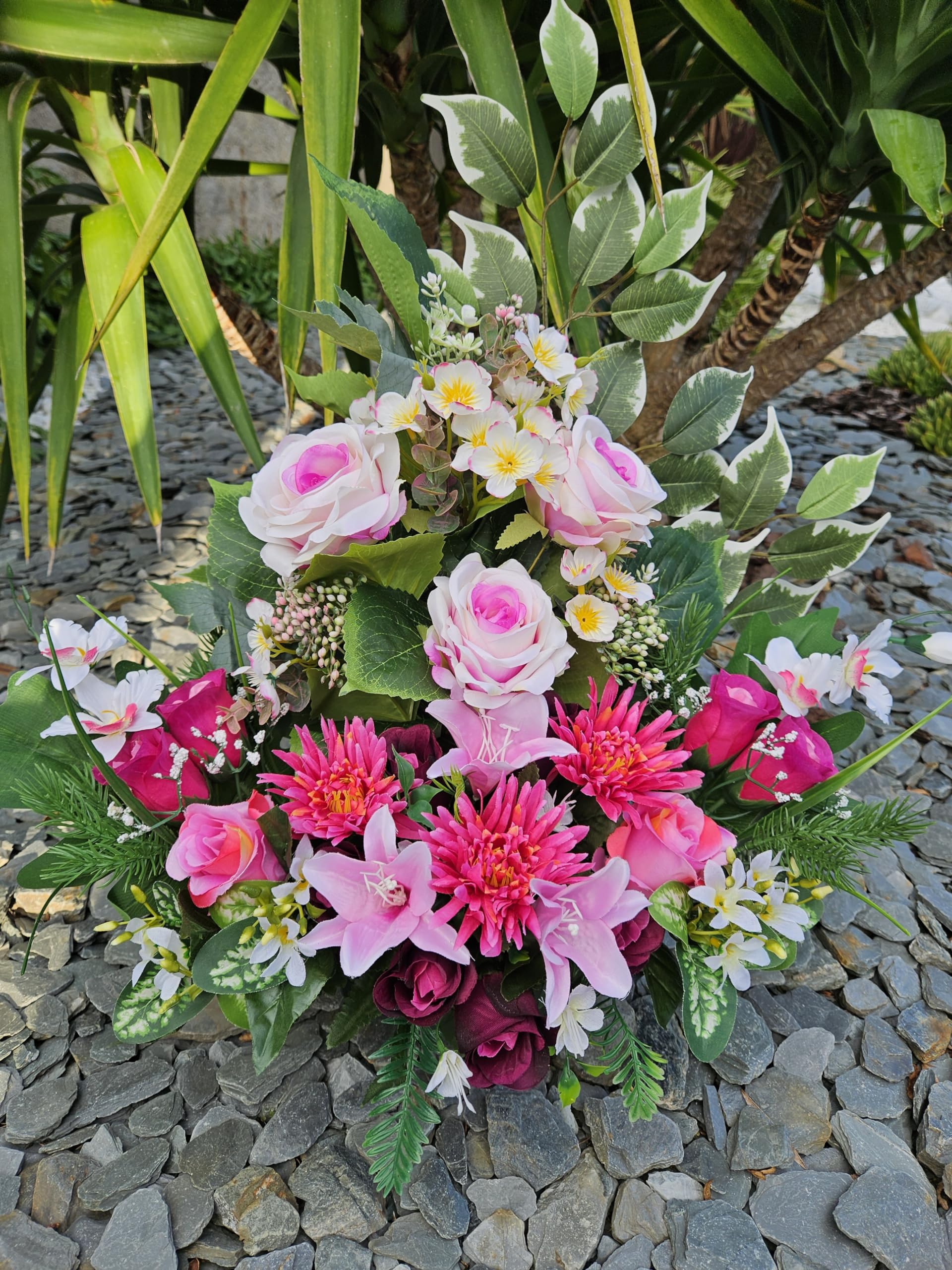 Composition de Fleurs Artificielles en Cône Lesté Ciment pour Une Parfaite Tenue à L extérieur. Réalisé par nos Soins Fleurs de Qualité.