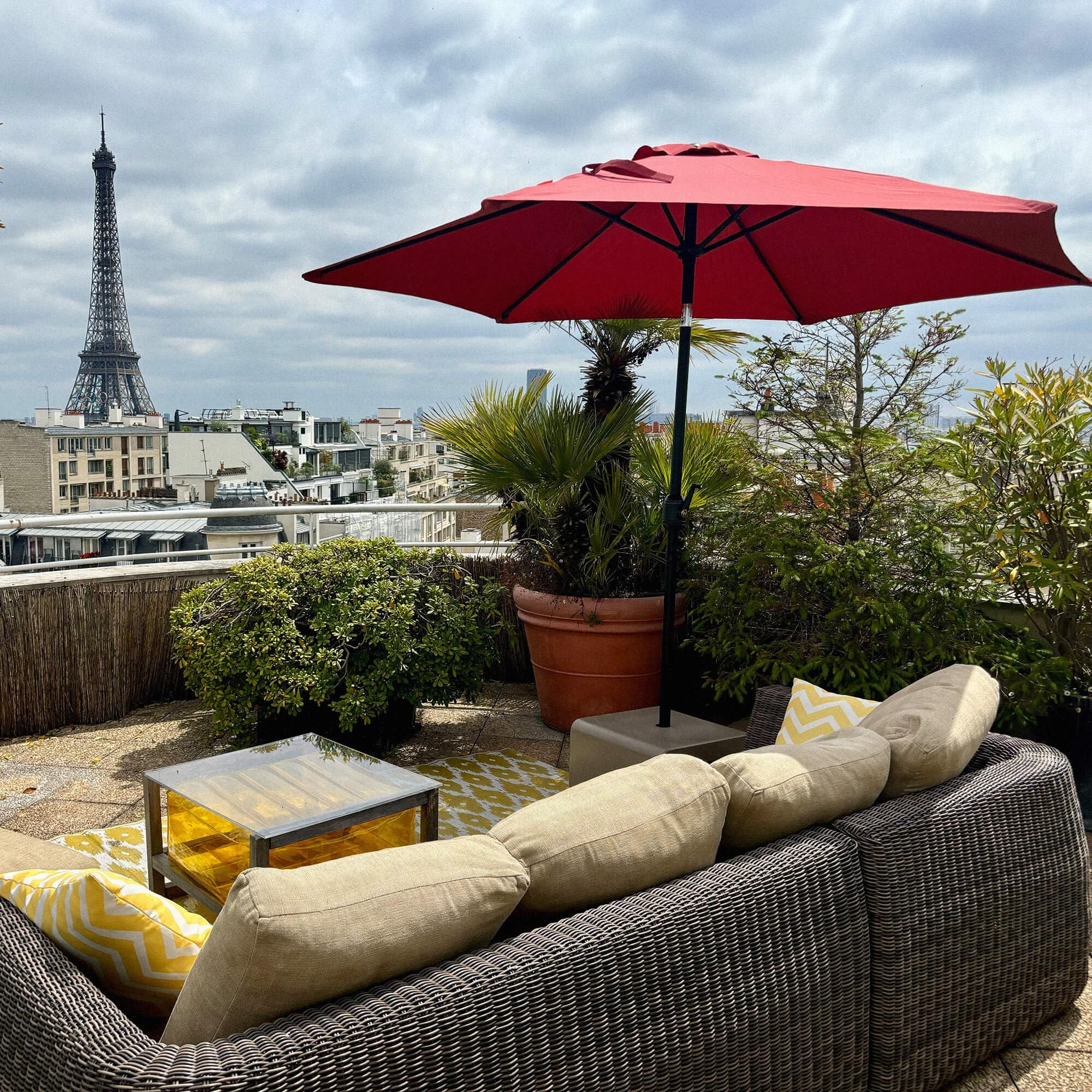 JJ. Parasol droit rond inclinable Juanito Ø270 cm Parasol droit Ø2,7 m Meilleur rapport qualité/prix Ouverture avec manivelle Rouge oxyde