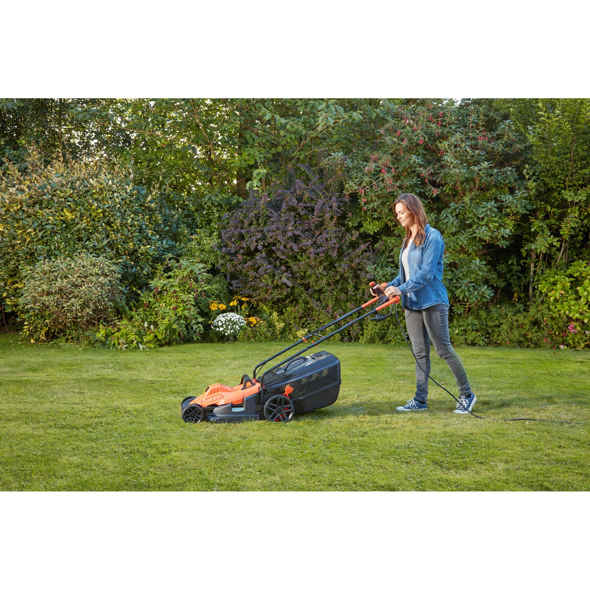 Black+Decker Elektro-Rasenmäher mit Fahrradlenker-Griff (1.800W, 42cm Schnittbreite, 6-Fach Höhenverstellung, 50l Grasfangbehälter, ideal für große Gärten) BEMW481BH