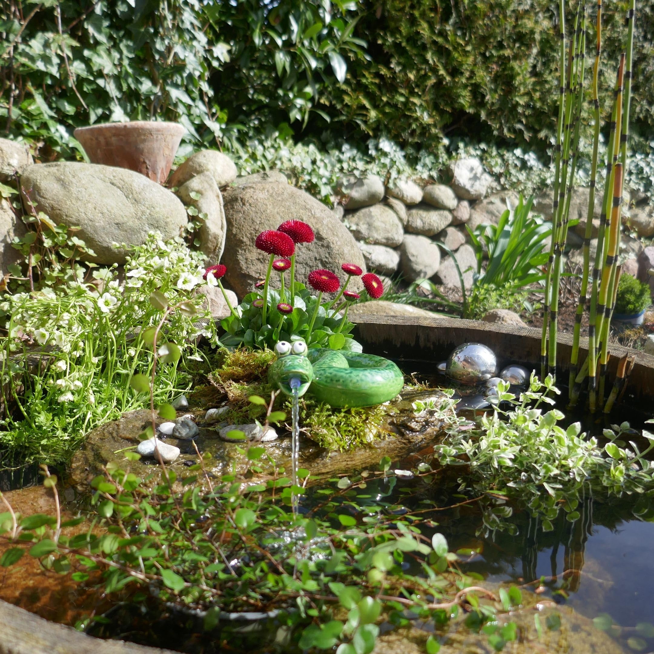 Wasserspeier Schlange mit Pumpe - aus Keramik in grün für Balkon Terrasse und Miniteich - Teichdeko