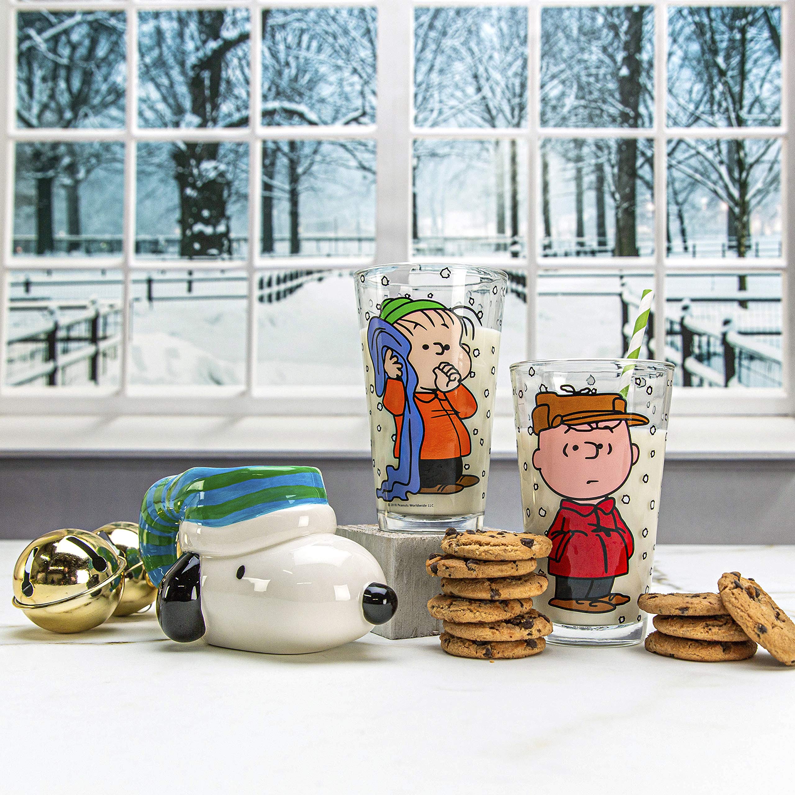 Amazon.com: Zak Designs Peanuts Snoopy Unique 3D Character