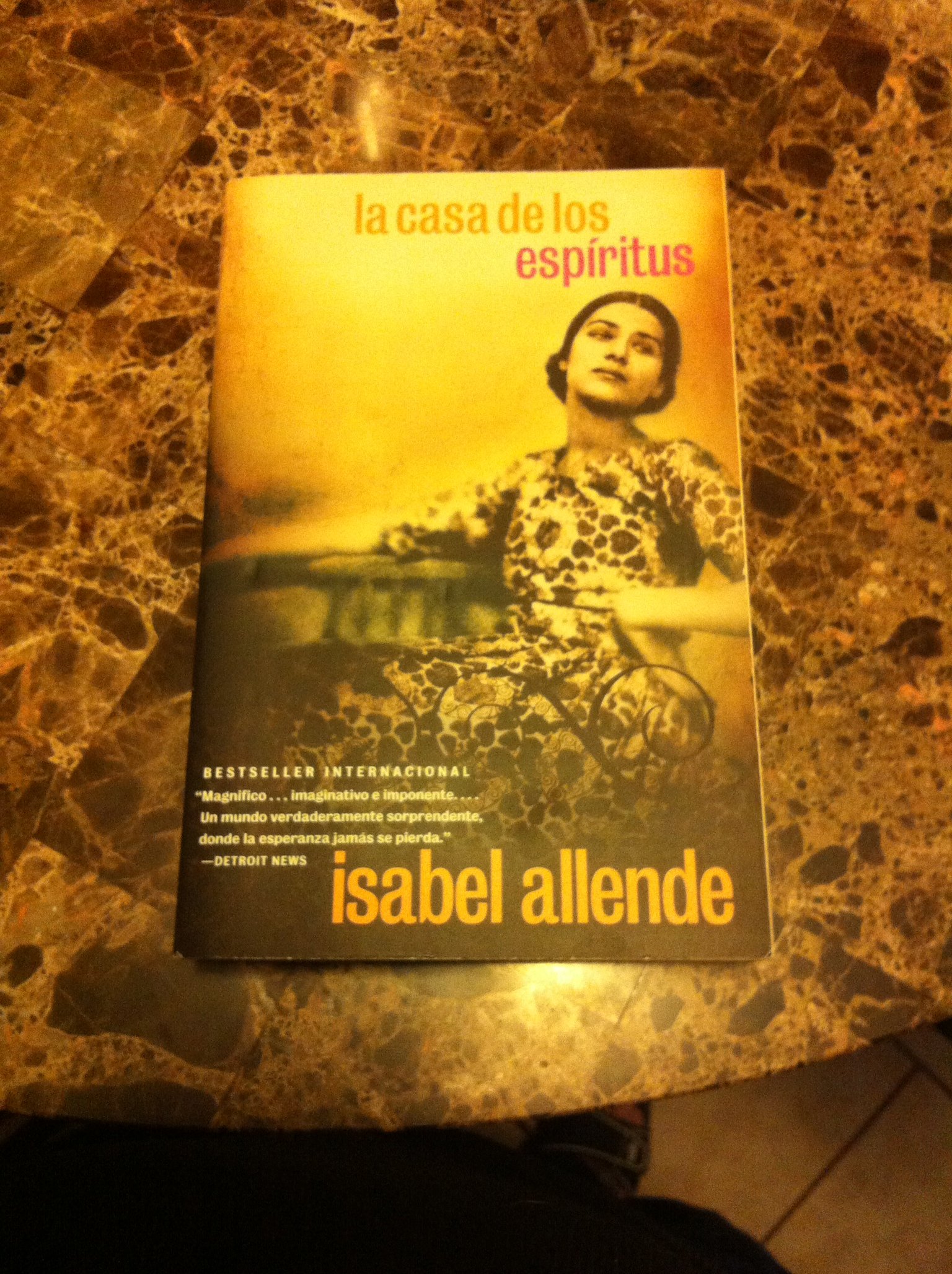 La Casa de los Espíritus (Spanish Edition)