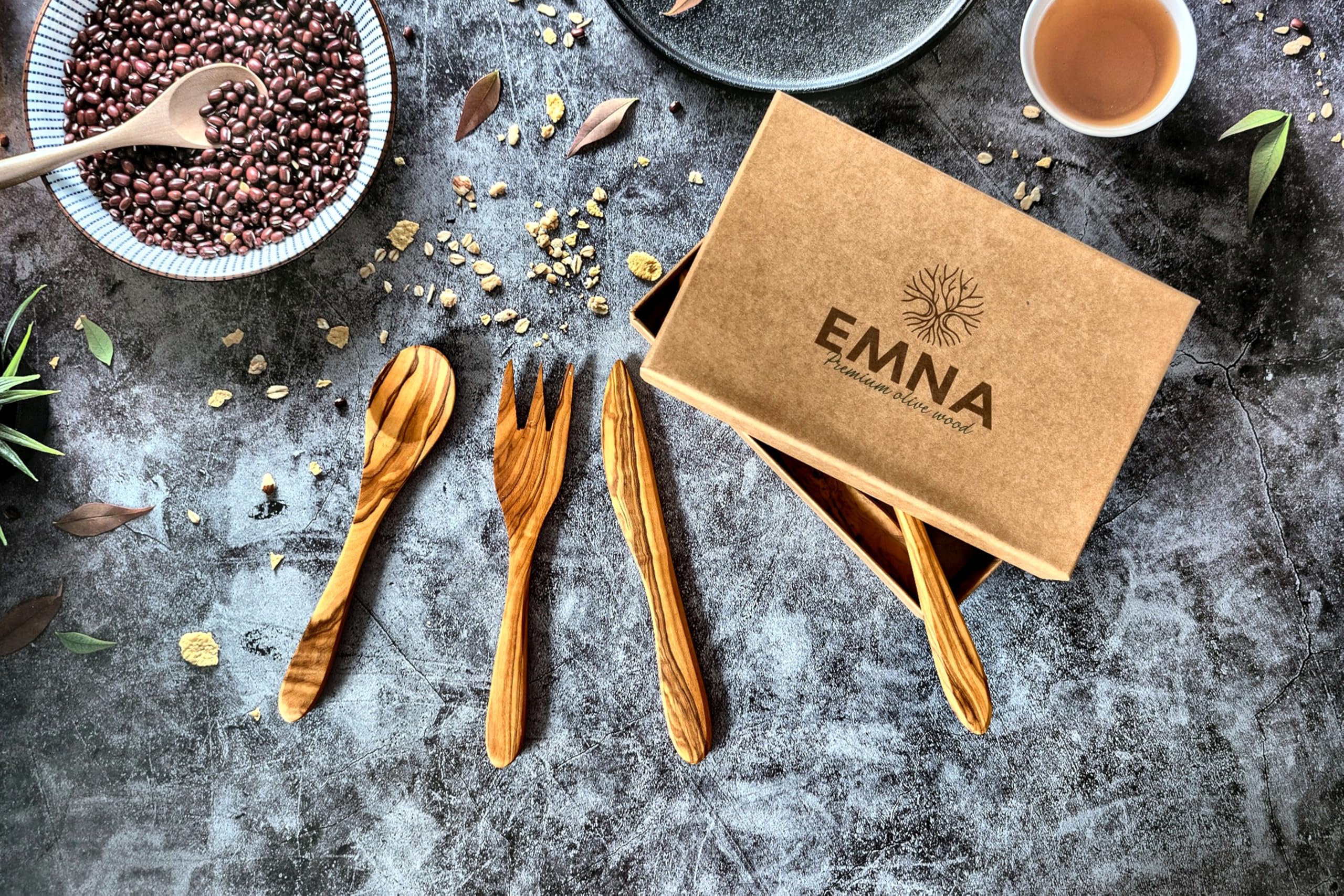 EMNA – Luxuriöses 12-teiliges Besteck Set aus massivem Olivenholz ca. 20 cm | 4 Löffel, 4 Gabeln & 4 Messer | Unikat | Edle Geschenkbox | Premium Geschenk Idee Weihnachten Hochzeit Geburtstag
