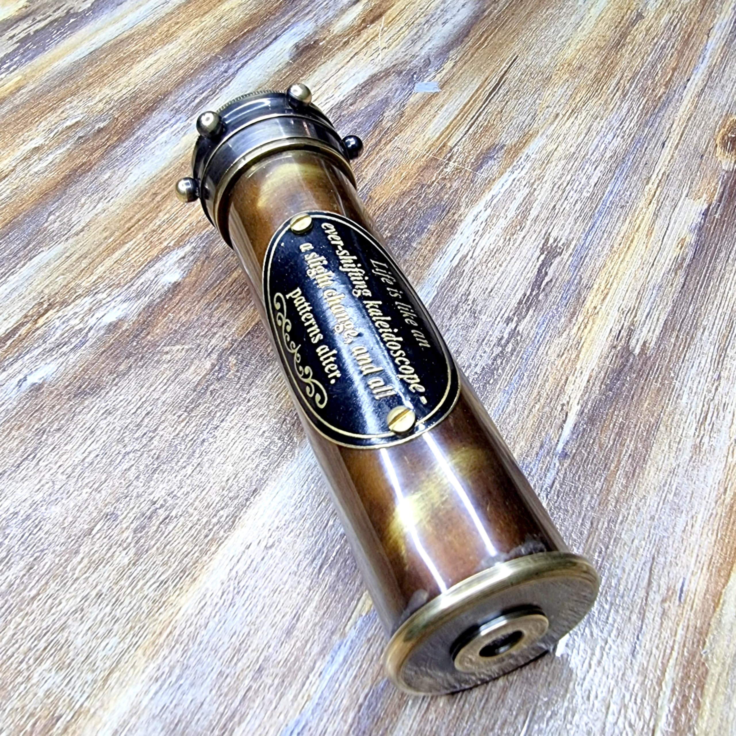 Caledoscopio antiguo hecho a mano con pátina vintage con lente de espejo que crea un increíble diseño vibrante, una obra maestra clásica del arte óptico