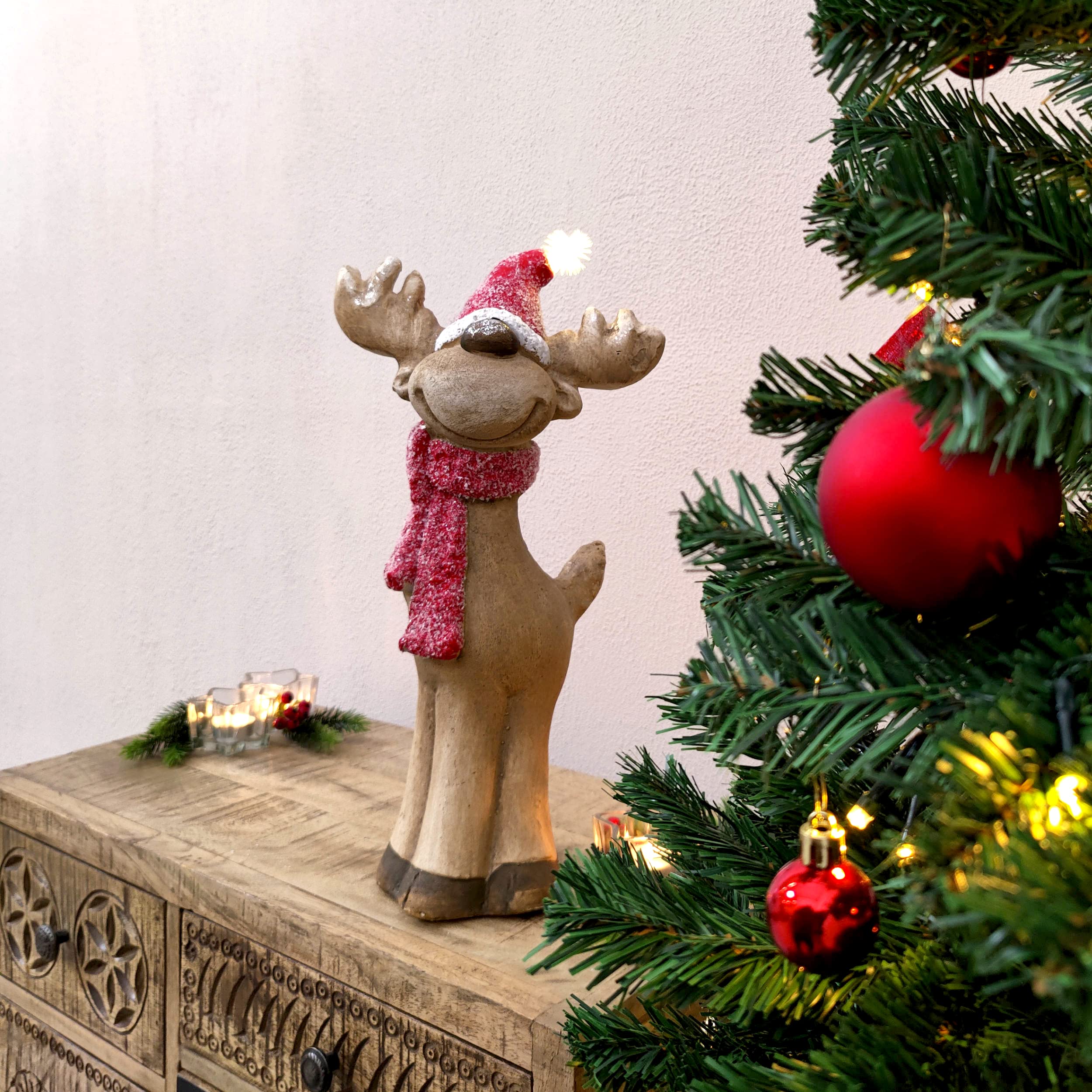 DARO DEKO Winterfigur Rentier mit LED Mütze 24 x 49cm Dekofigur Weihnachtsdeko