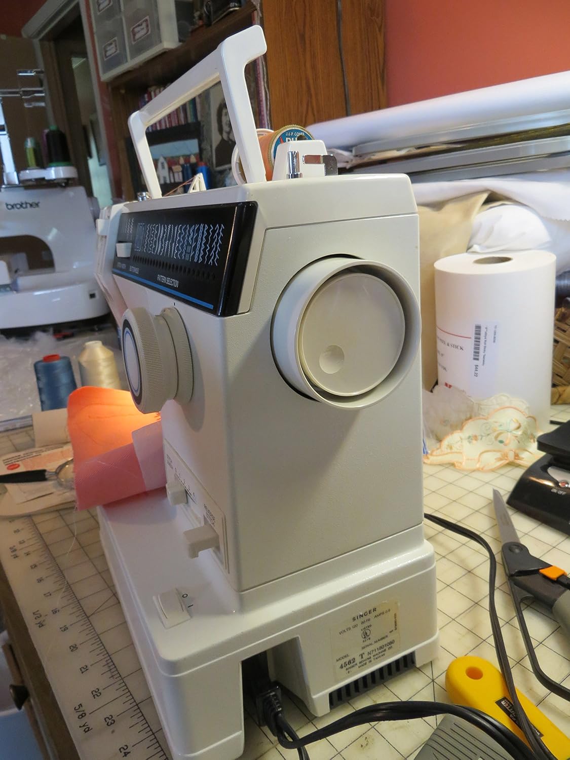 വശം view of SINGER Model 4562 sewing machine showing power input