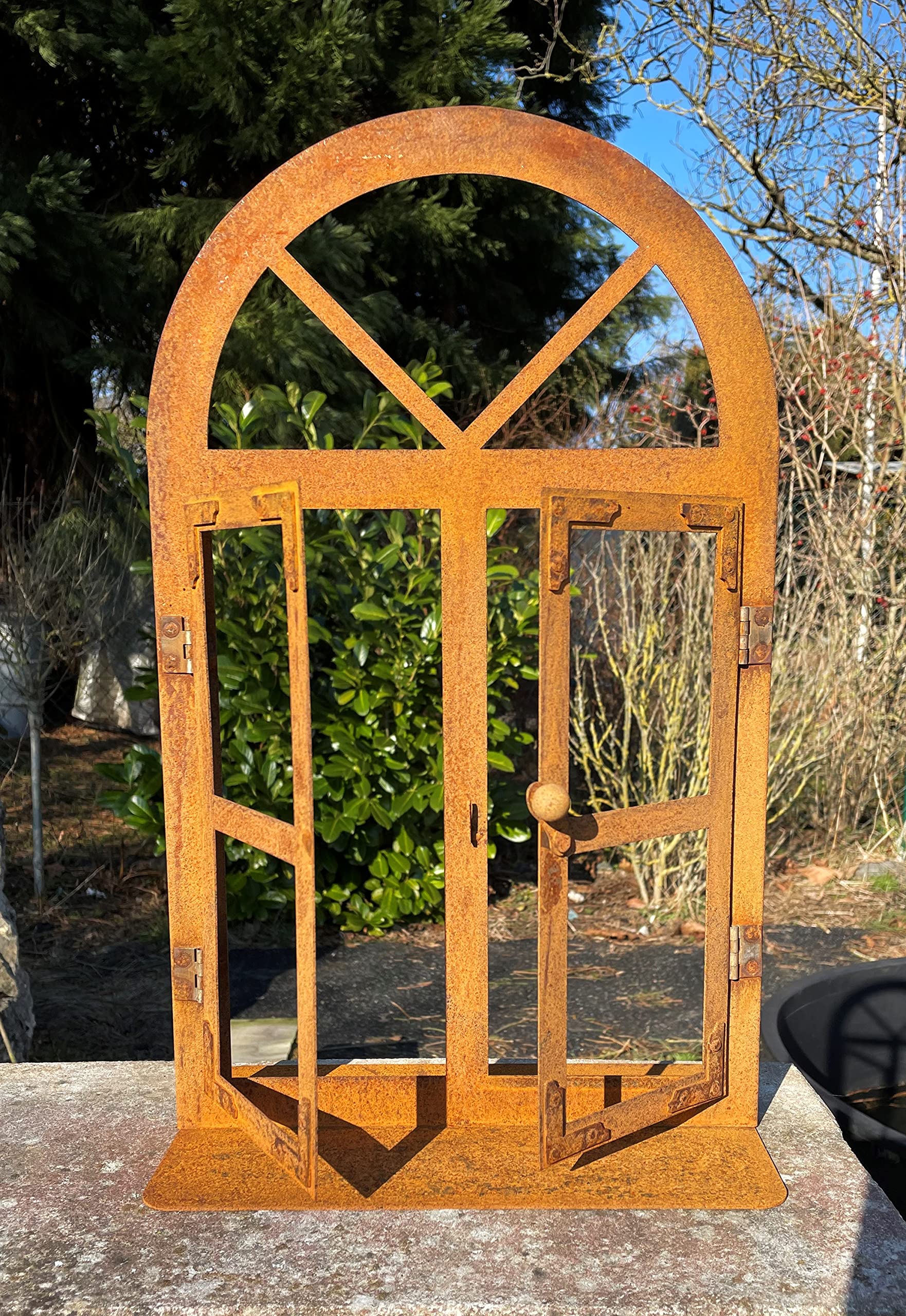 STEINFIGURENWELT GIEBEN Deko Rundbogen Fenster 60 cm hoch zum Öffnen auf Platte Sprossen Rost Edelrost Gartendeko Wetterfest Fensterrahmen Metallfenster
