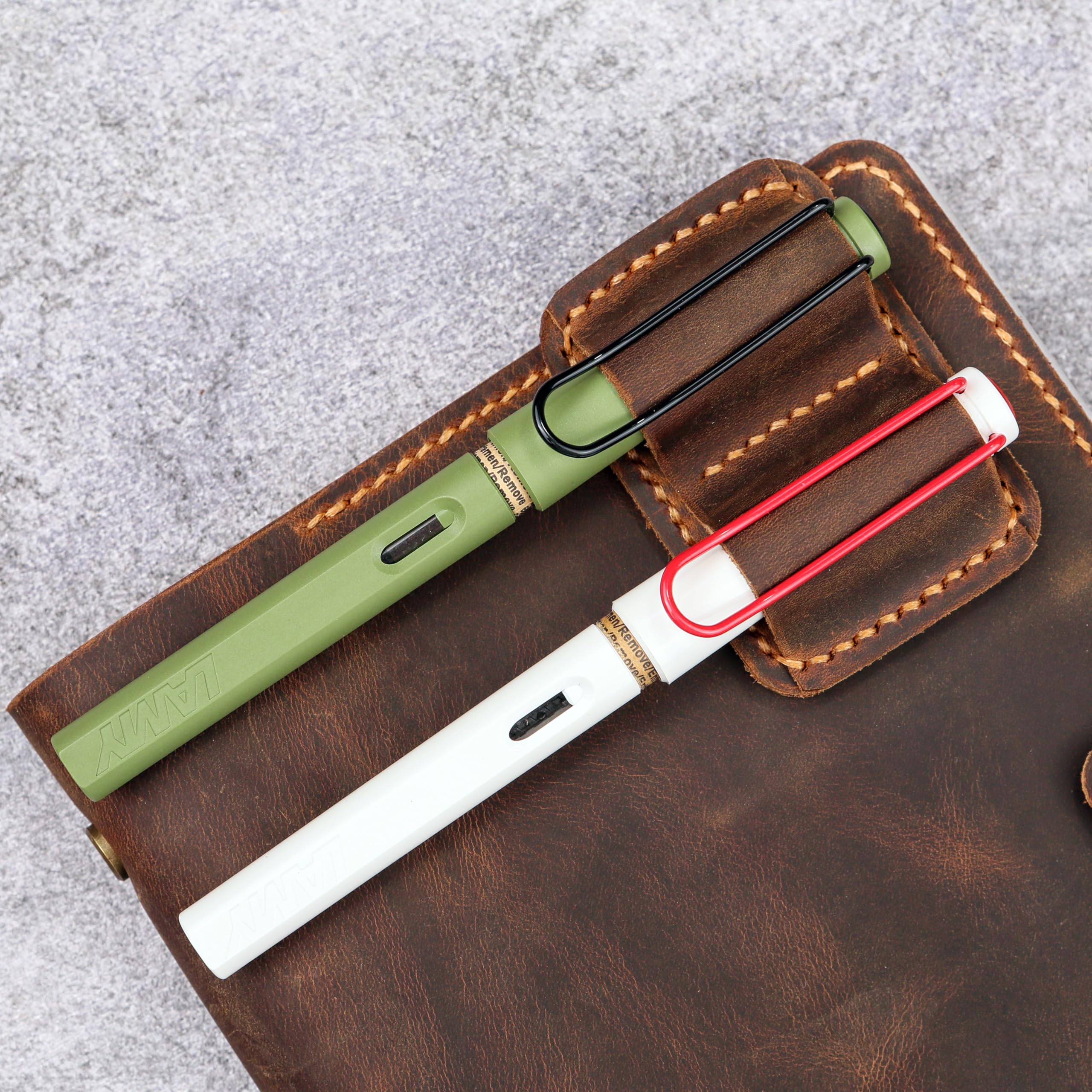 D&M leather studio Leder Notizbuch A5 – Handgefertigtes Ringbuch & Tagebuch, Leicht & Kompakt, Nachfüllbar Kalender Organizer mit Doppeltem Stifthalters, Bullet Journal Notizbuch