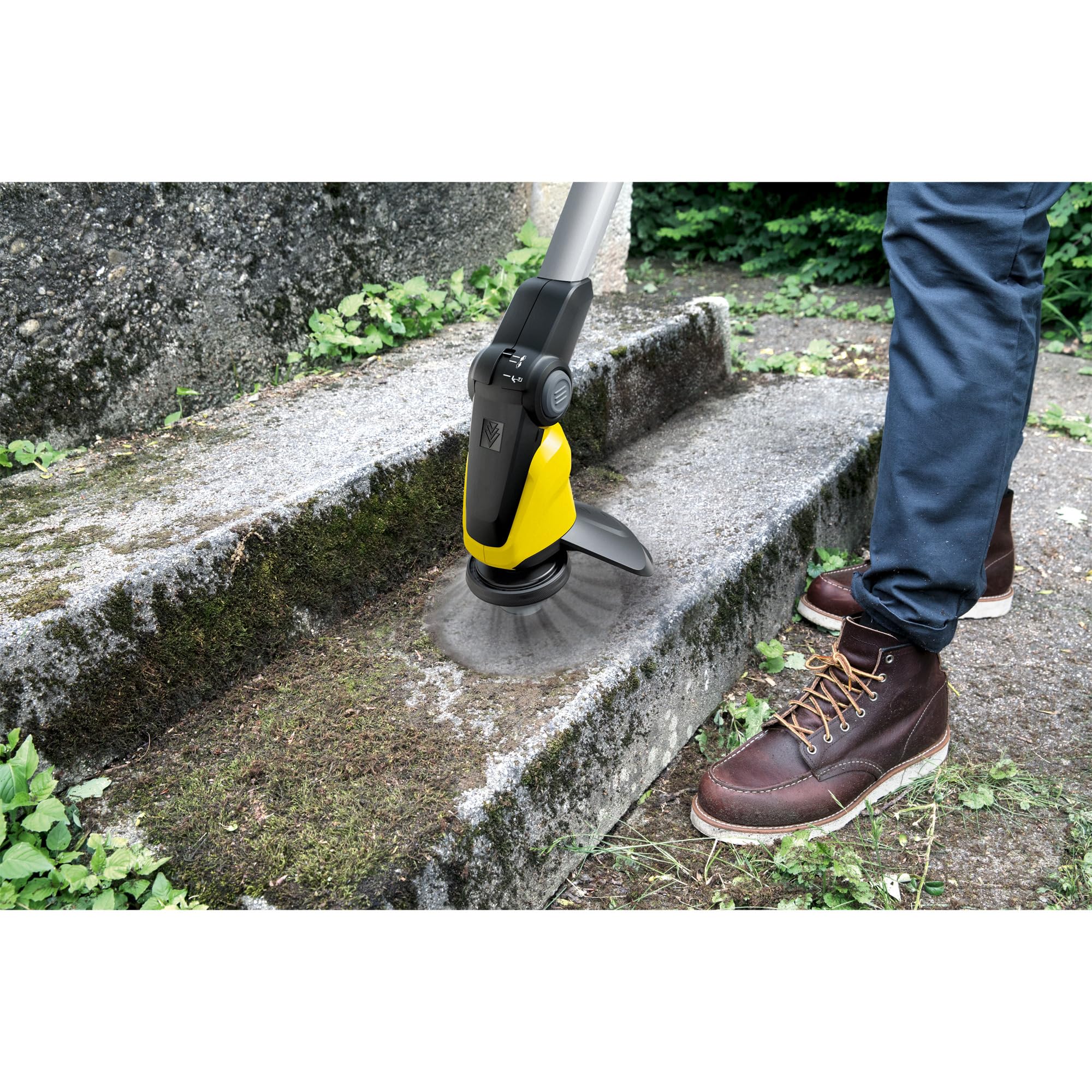 KÄRCHER Désherbeur sans Fil WRE 18-55, Batterie 18 V, Vitesse de Rotation : 2300-2800 TR/Min, Diamètre de la Brosse : 180 mm, Poils en Nylon, Protection Anti-éclaboussures, avec Batterie et Chargeur