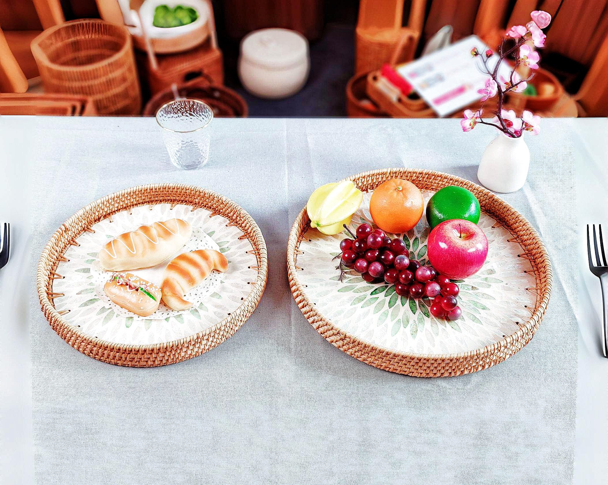 Bandeja redonda de ratán hecha a mano con incrustaciones de nácar, bandeja de servicio de ratán con base de madera, decoración de mesa con cestas de mimbre, almacenamiento y exhibición de pan, frutas,