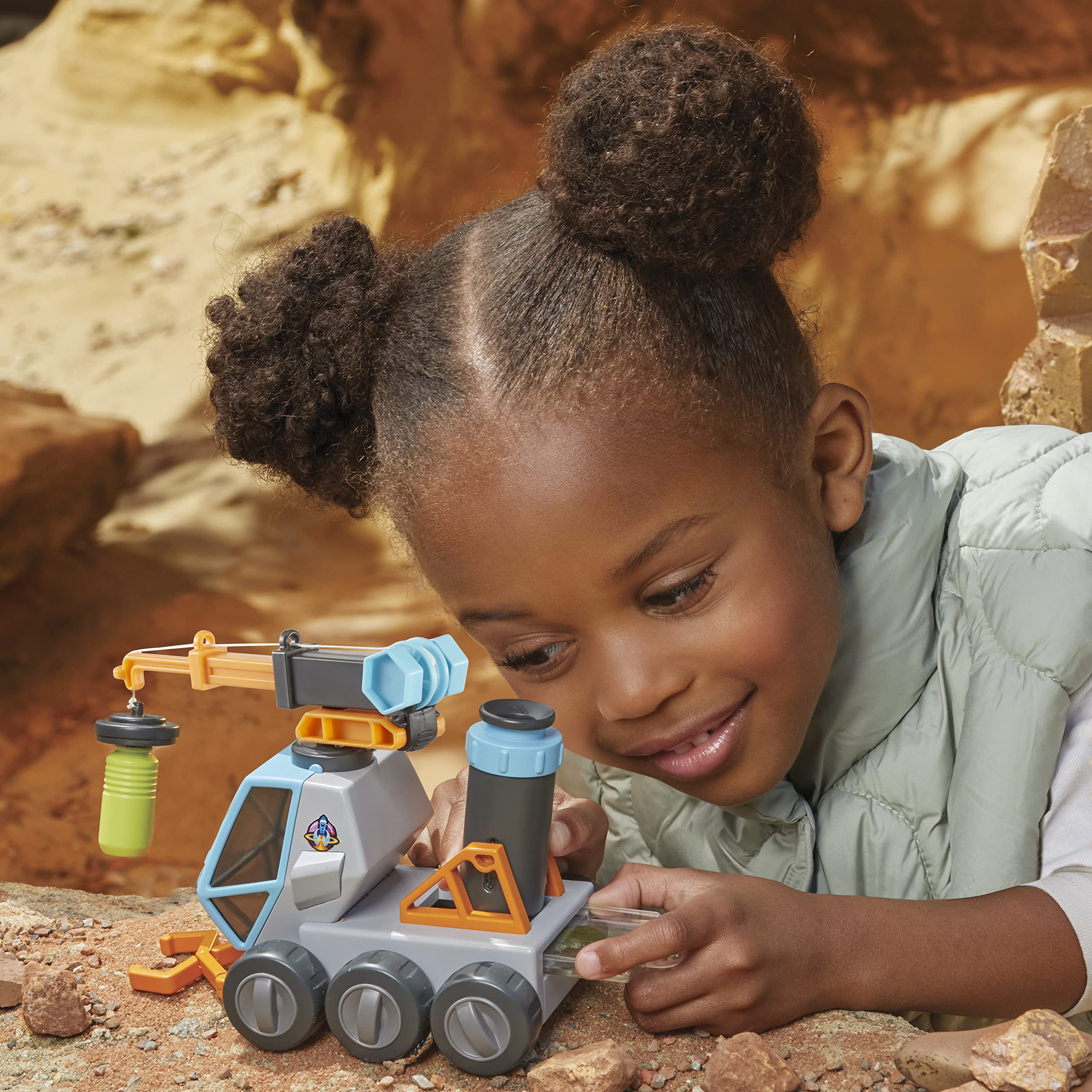 Little Tikes Rover Spaziale Big Adventures; Giocattolo STEM; Include Veicolo con Microscopio, Gru Magnetica, Pinza a Gancio Estensibile e Contenitore Magnetico Mobile; Età: 3+