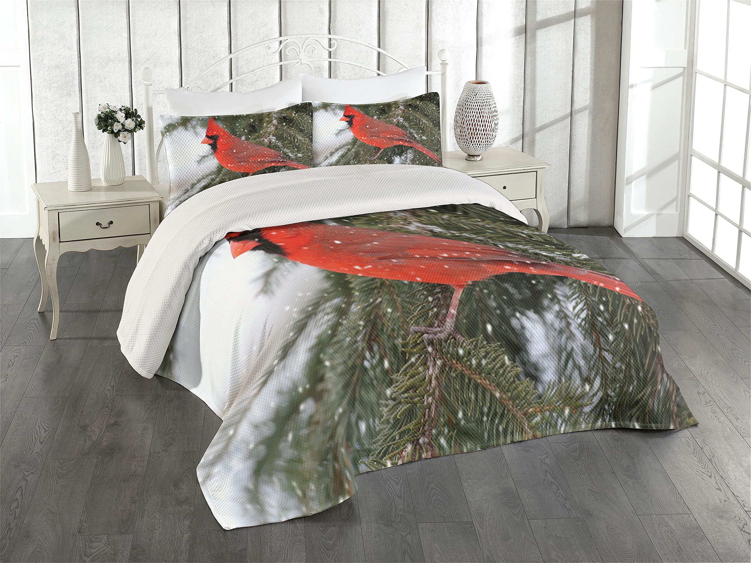 Amazon｜Lunarable Cardinal ベッドカバー 冬の松の木の枝に立っている