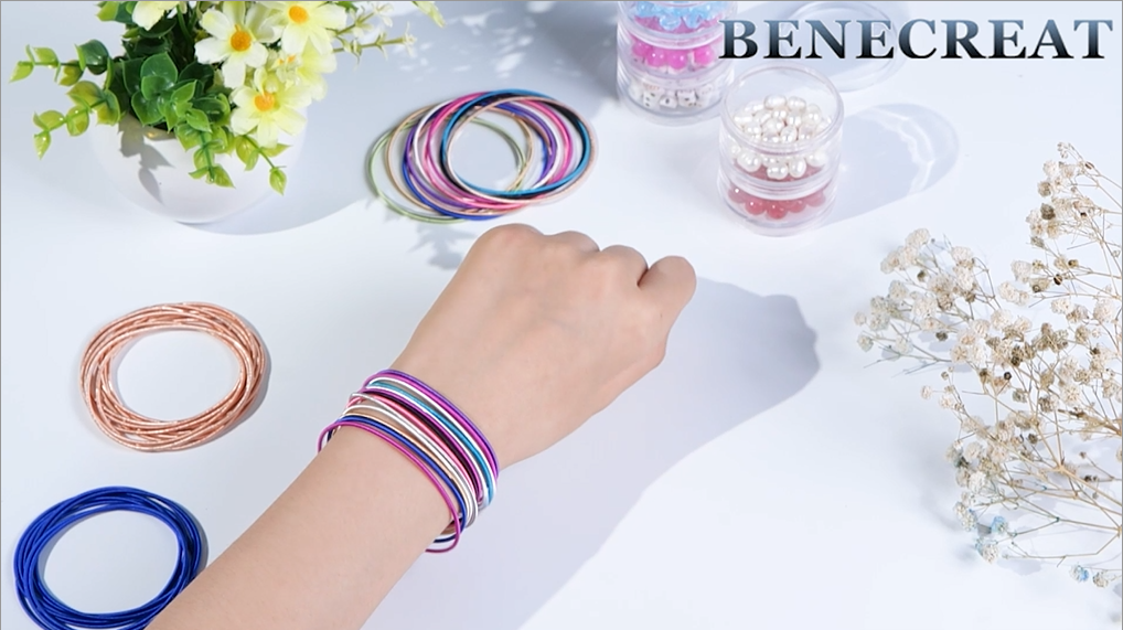 BENECREAT 60 Bracelets Métal Extensibles – 6 Couleurs – 2 Mm De Large – Idéal à Empiler – Boîte De Rangement Incluse