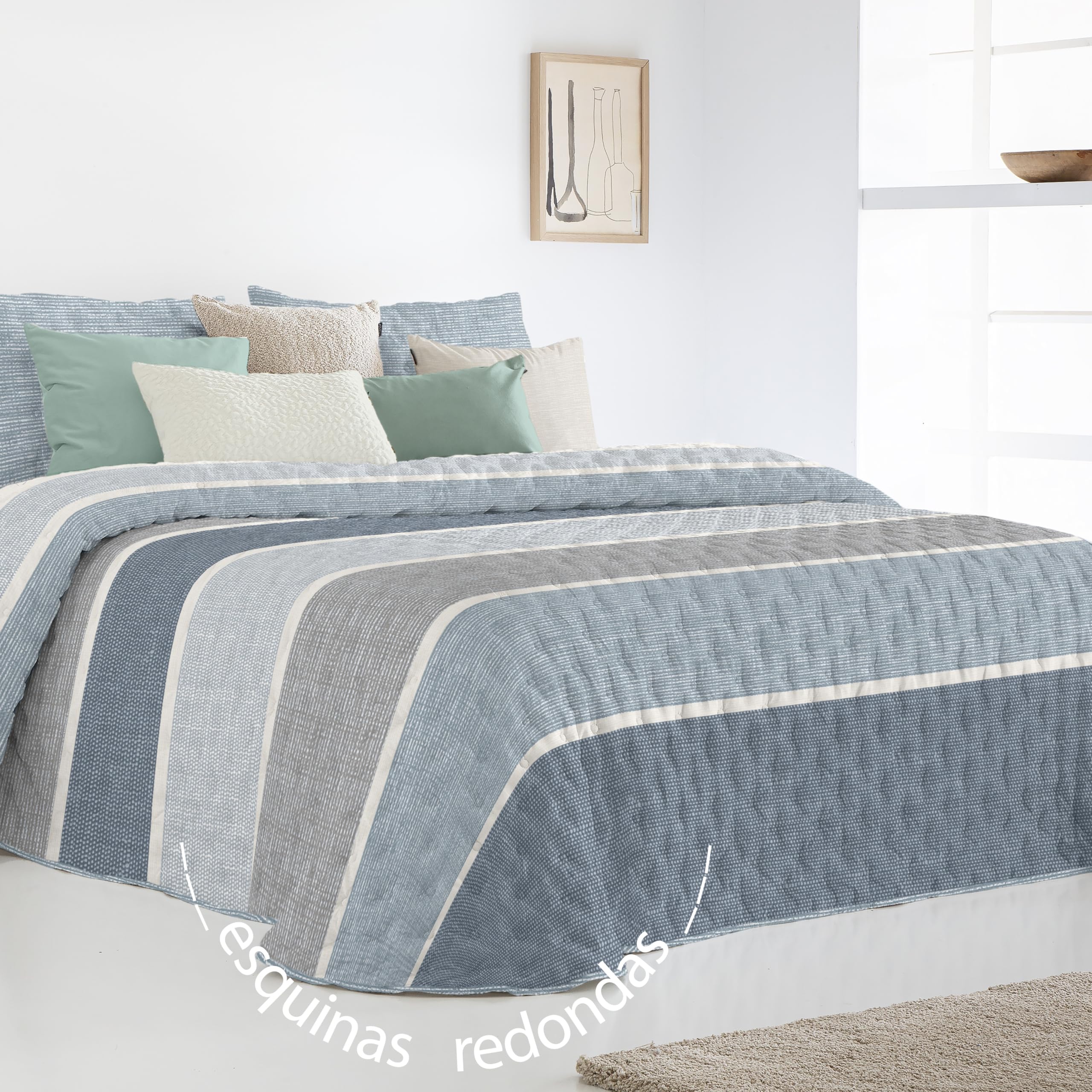 Fundeco - Colcha Entretiempo Cama 135 Diseño Reversible de Rayas y Efecto Semiliso Color Azul - Medida 235x270 cm - Incluye 2 Fundas de Cojín 50x70