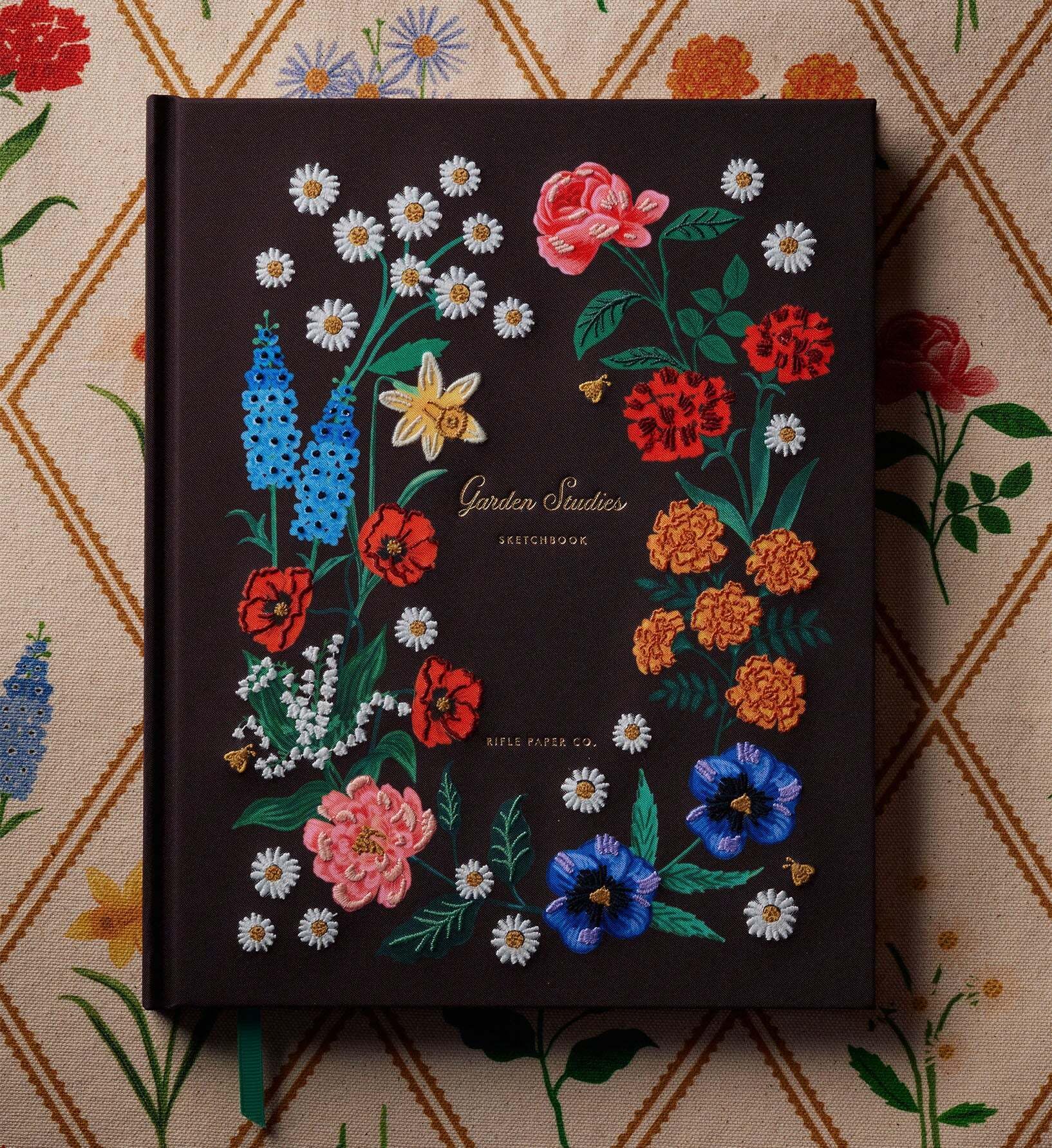 RIFLE PAPER CO. Garden Study Carnet de croquis brodé 108 pages vierges pour croquis, 26 cm de long x 21 cm de large, couverture en tissu avec broderie florale, avec ruban gros-grain marque-page