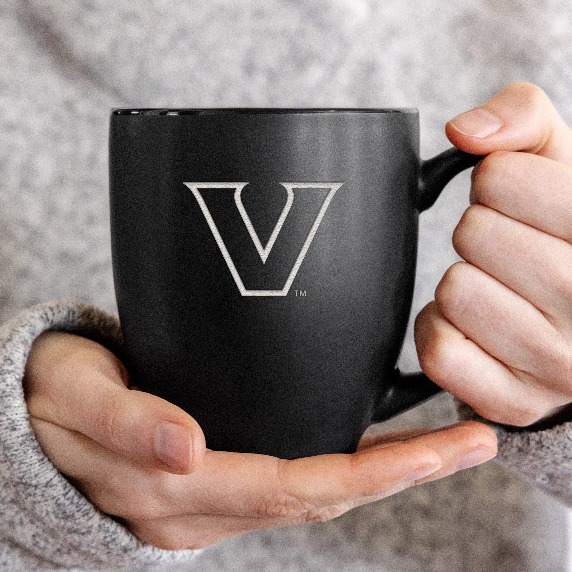 Rico Industries NCAA Vanderbilt Commodores Main - Taza bistró negra mate de 16 onzas, para bebidas calientes o frías, logotipo del equipo grabado para una sensación única