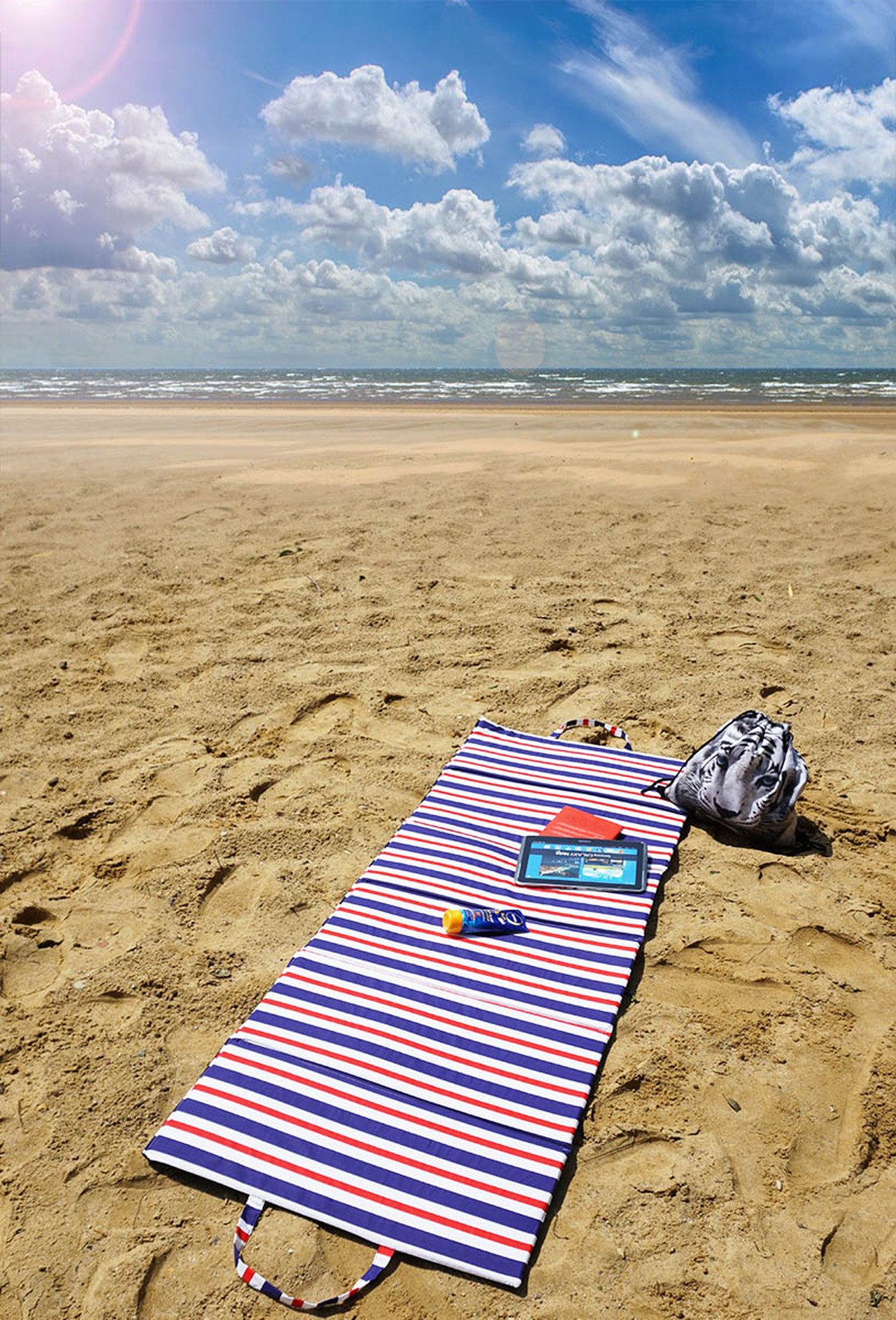 Ferocity Stuoia Spiaggia Materassino Foderato con Schiuma con Manico di Trasporto Imbottito Pieghevole Modello 4 Strisce Bianche Blu e Rosse [061]