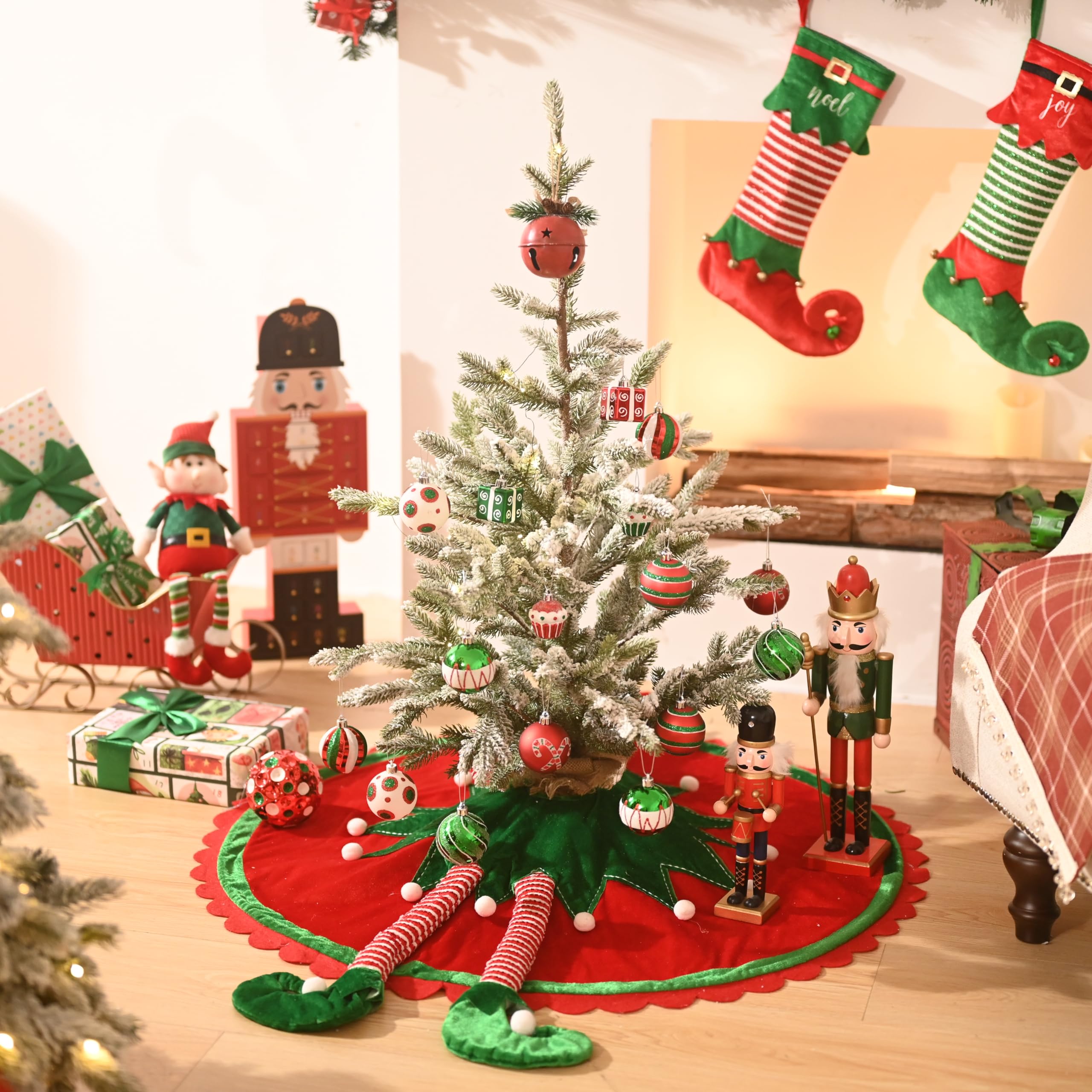 Valery Madelyn Lot de 2 chaussettes de Noël de 45,7 cm, motif lutin rouge et vert, en peluche exquise, décoration à suspendre pour cheminée, décoration de fête de Noël