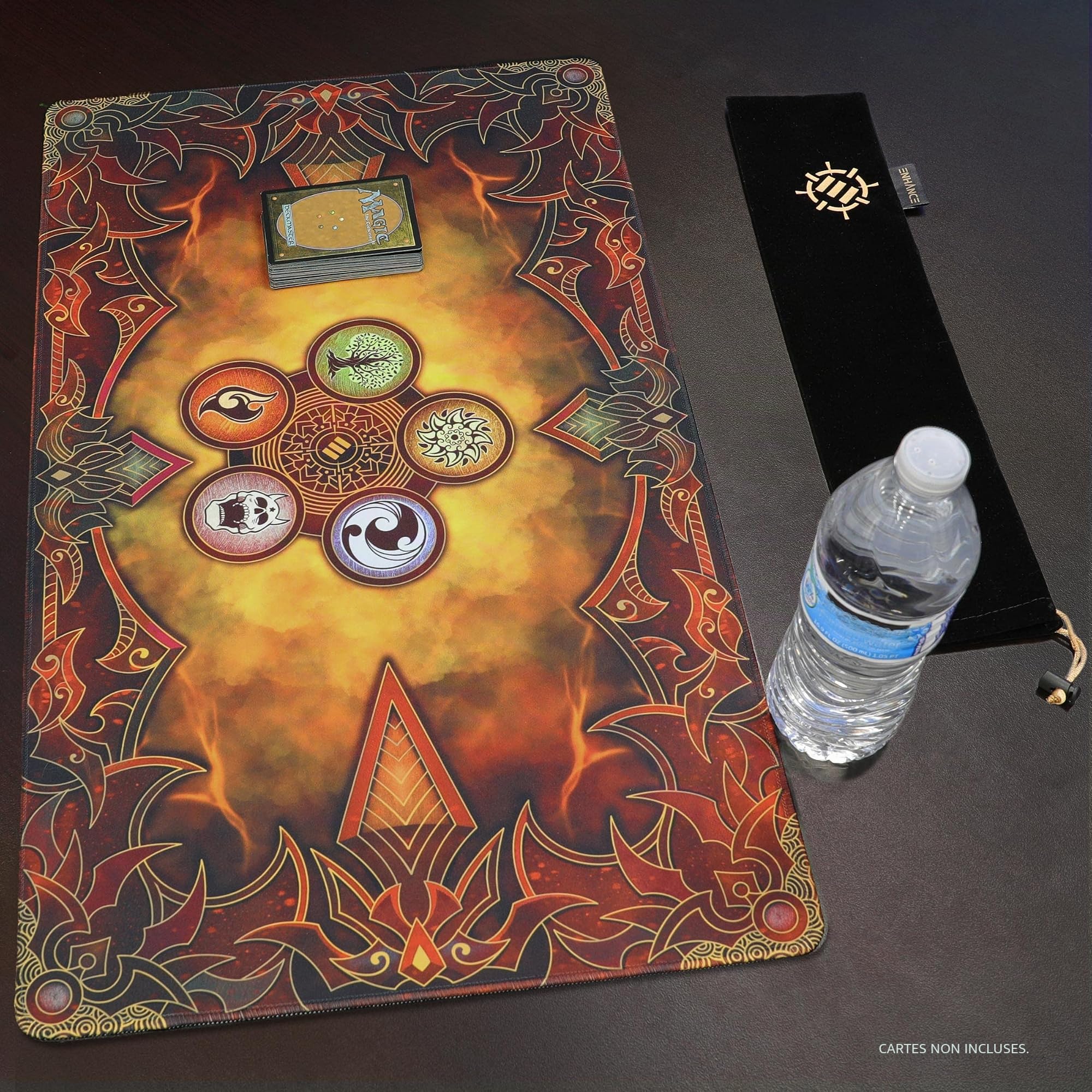 ENHANCE TCG Playmat - Tapis De Jeu De Table avec Bords Cousus, Surface Lisse Et Pochette De Voyage À Cordon - Compatible avec MTG, Yugioh, Pokemon, Lord of The Rings Et Autres TCG Et LCG - Flammes
