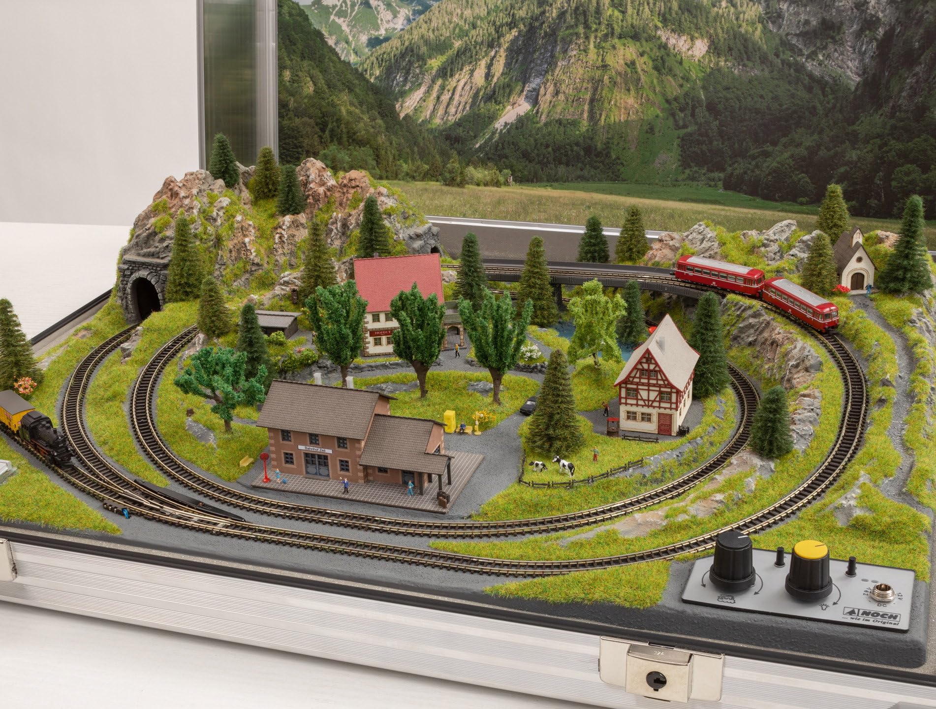 NOCH® Modellbahnkoffer „Serfaus“, mit Märklin mini-Club Gleisen für die Spurweite Z perfekt für Reisen und unterwegs