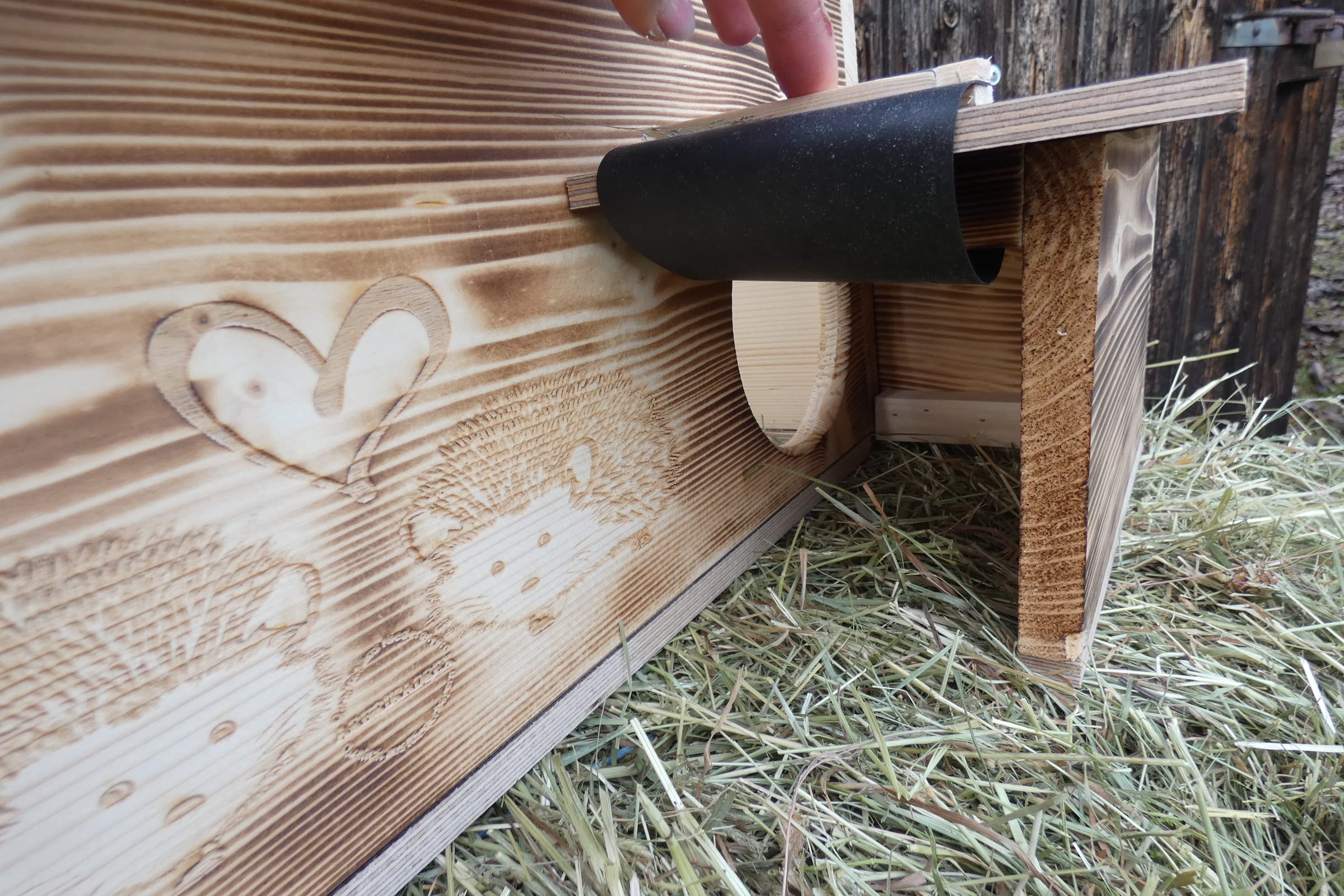 Premium XXL Igelhaus edel Geflammt ohne Boden 62cm x 50cm x 29cm Igelhotel 20mm Vollholz Winterfest Kein Bausatz:ausgelagerter Labyrintheingang,Rattenklappe, Herstellung in Niederbayern