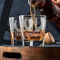 Vista 4 de Customization Mill Juego de 2, vasos de whisky con monograma con nombre e inicial, regalos para hombres, 9 diseños personalizados, bourbon