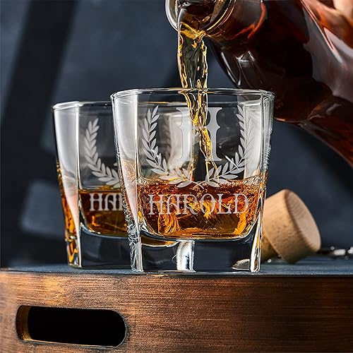 Miniatura 4 de Customization Mill Juego de 2, vasos de whisky con monograma con nombre e inicial, regalos para hombres, 9 diseños personalizados, bourbon