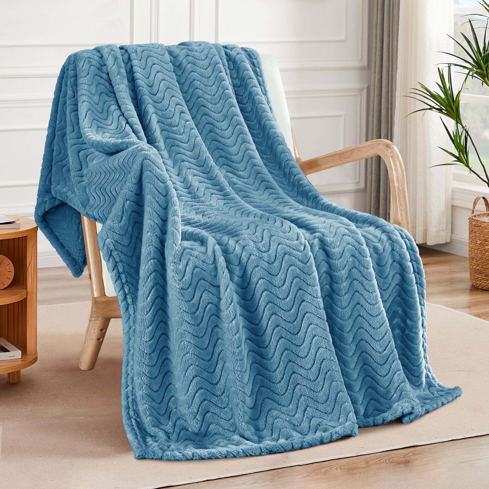 Exclusivo Mezcla Fleece Throw Blanket for Couch Bed, 127x178 CM Super Soft Cozy Blankets with Decorative Wave Textured, Lightweight Plush All Season Use, Slate Blue