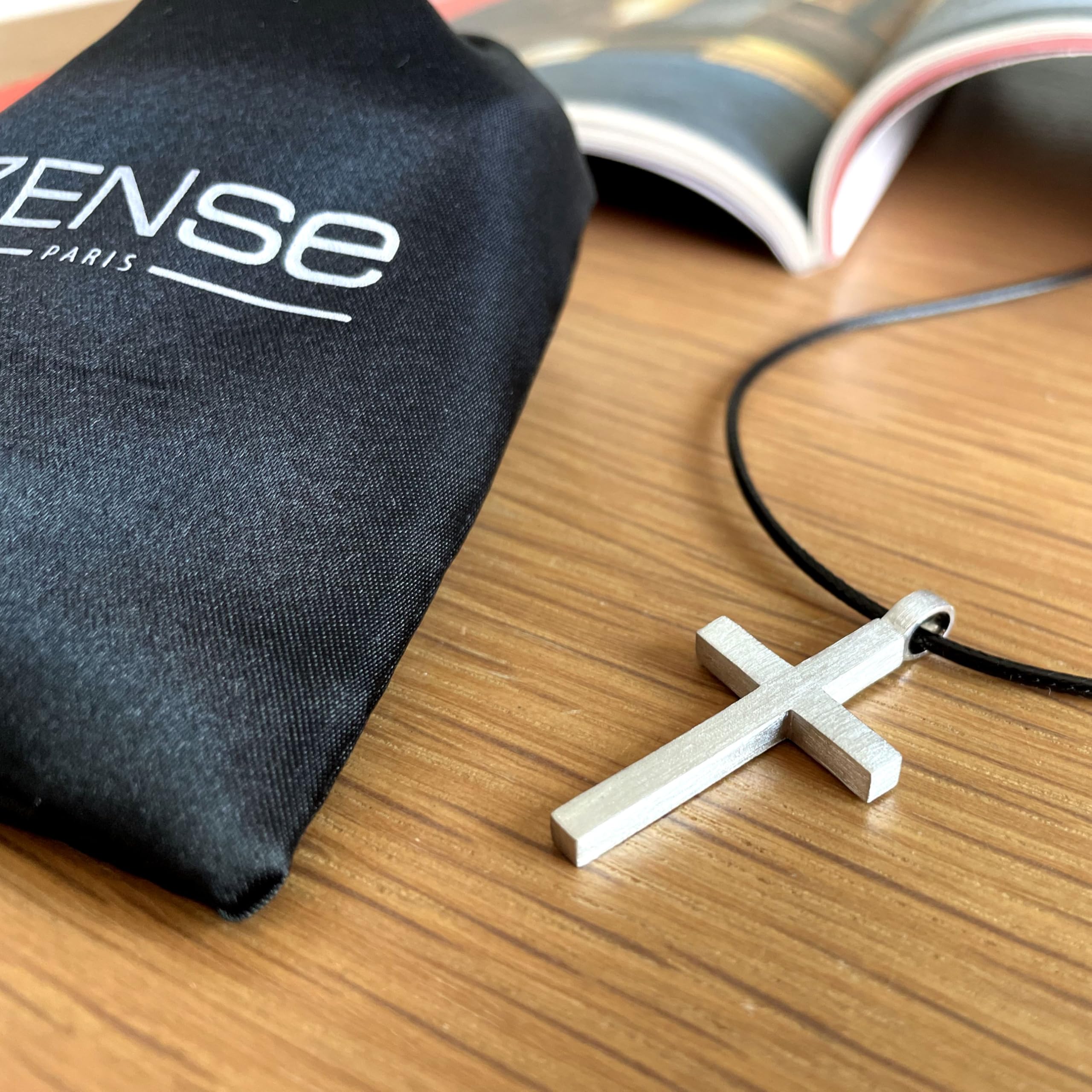 ZENSE - Collana da uomo con croce latina in argento massiccio spazzolato 925, realizzata a mano - Anti-ingiallimento rodio - Altezza 3,5 cm - Cordino nero 55 cm - Certificato di autenticità