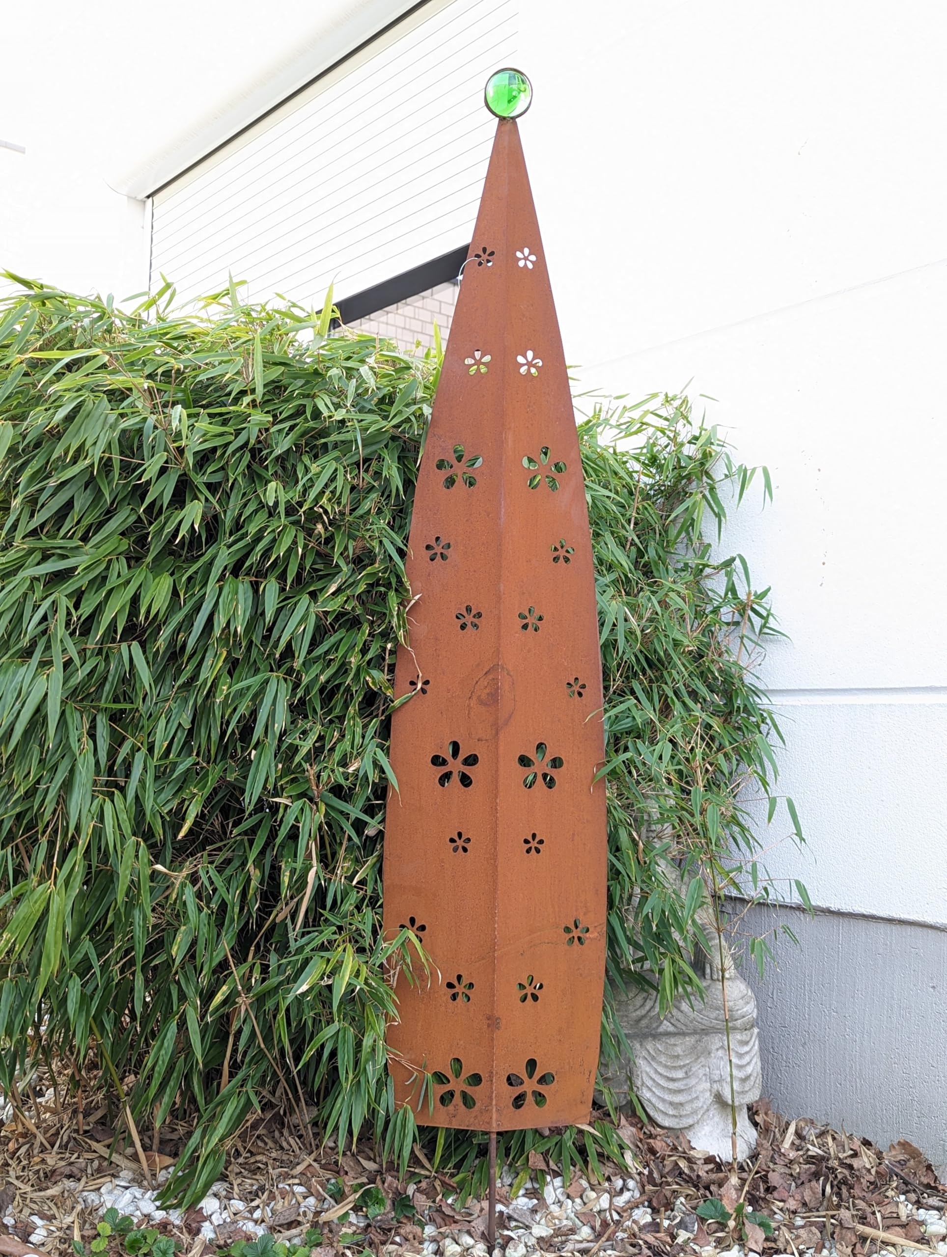 Zen Man Edelrost Gartenstecker Skulptur aus Metall, Glaskugel 6cm Grün, Rost H150cm, 032218