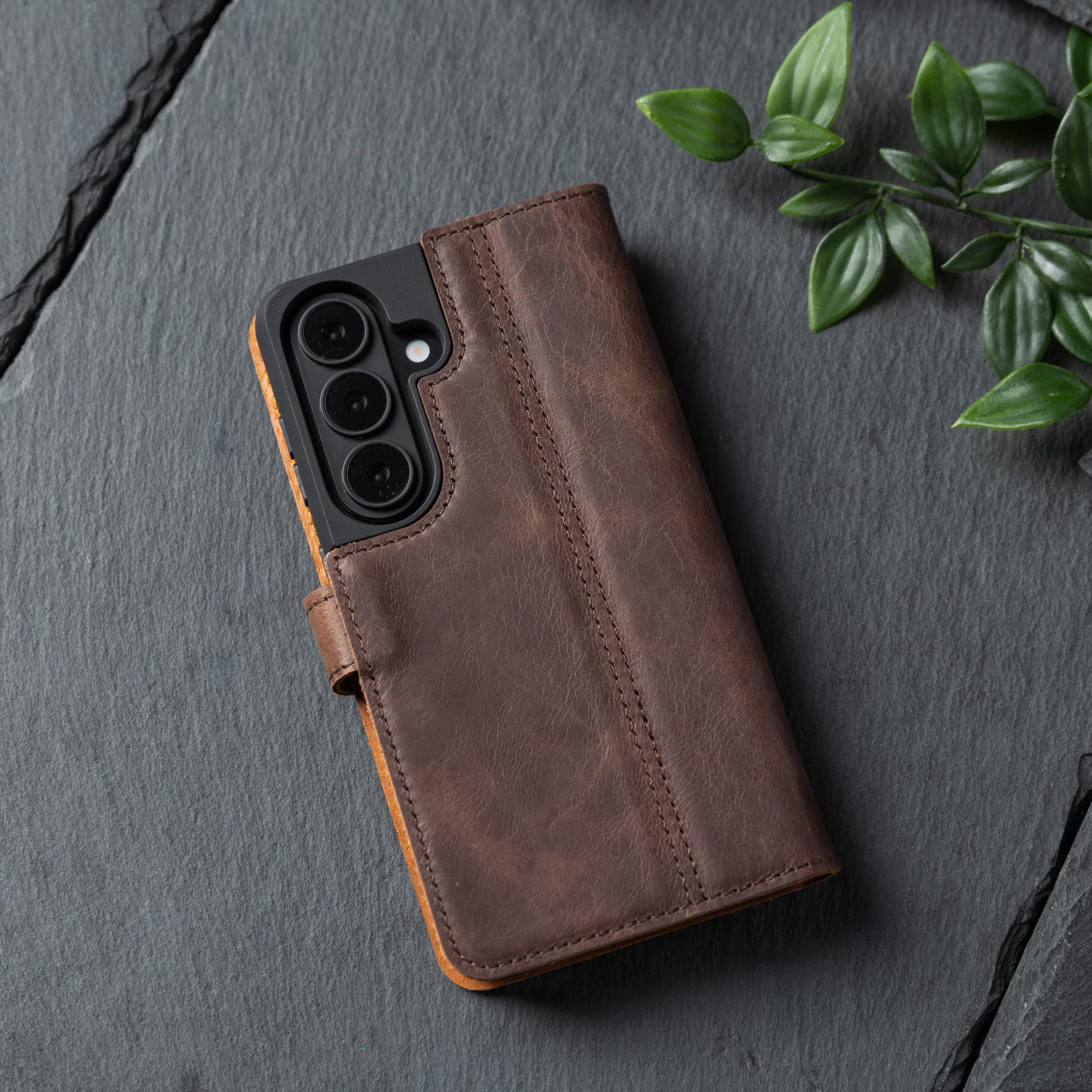 Snakehive Lederhülle für Samsung Galaxy S26 – Klapphülle mit Kartenfächern & Standfunktion (Braun)