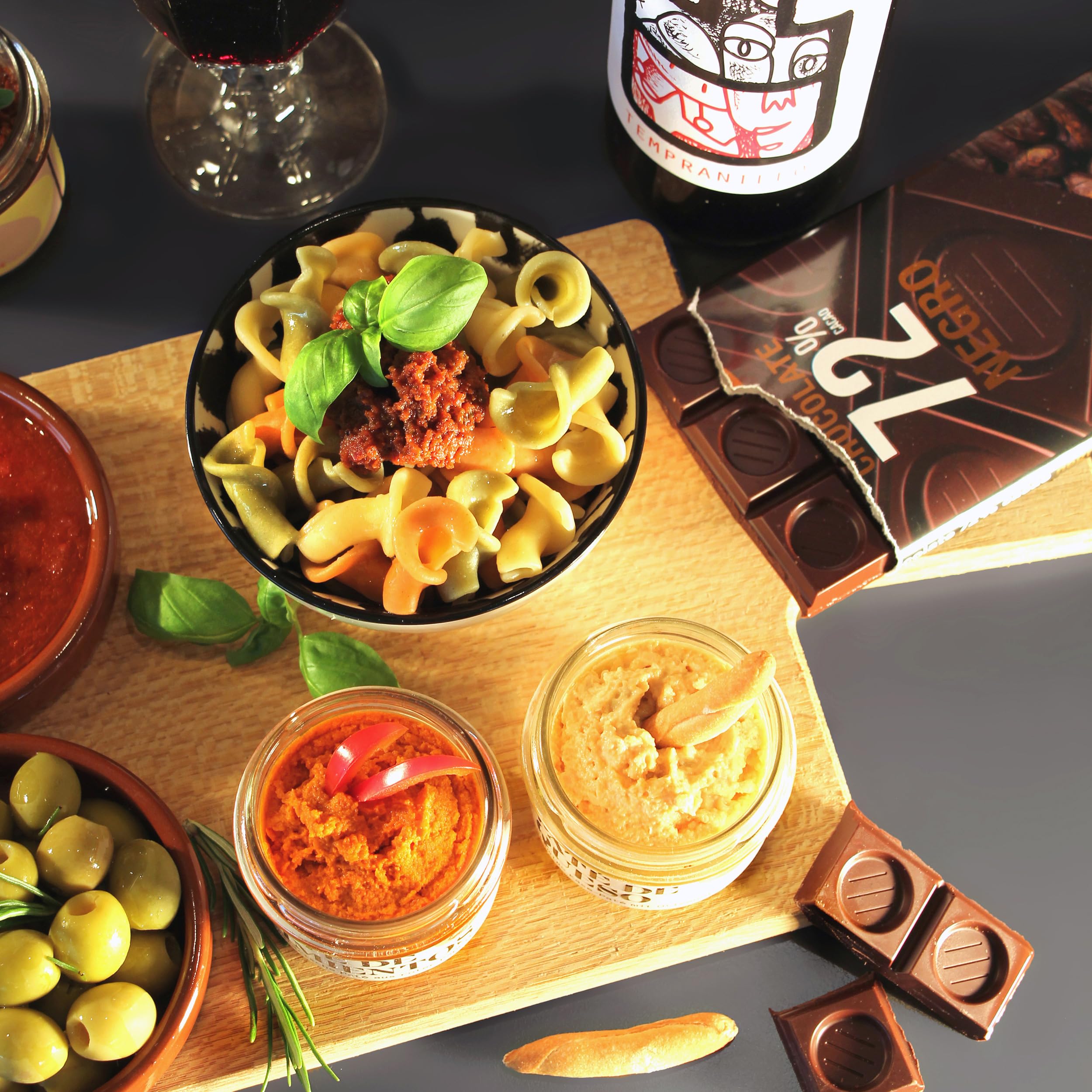 Geschenkkorb VIVA mit spanischen Delikatessen und Rotwein | Feinkost Präsentbox mit erlesenen spanischen Spezialitäten | Liebevoll als Geschenk verpackt von jamon.de