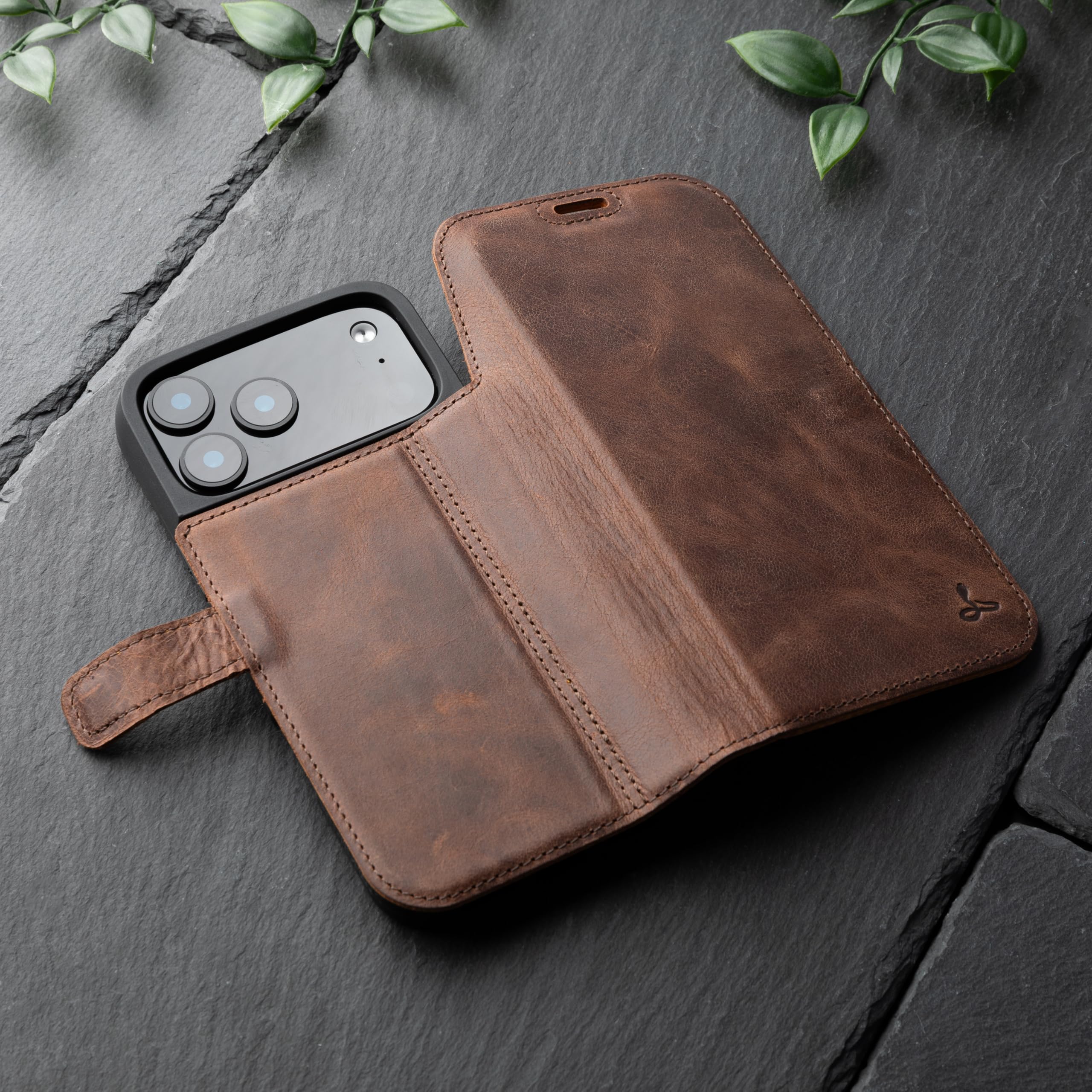 Snakehive Lederhülle für iPhone 17 Pro Max – Klapphülle mit Kartenfächern & Standfunktion (Braun)