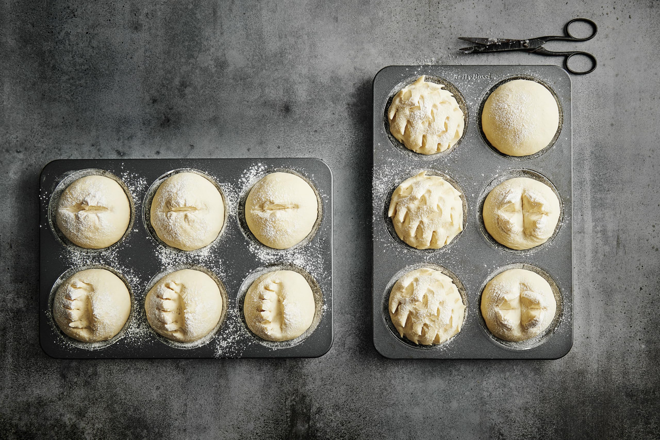 Betty Bossi Brötchen-Backset: Metall-Backform & Rezeptbuch mit 30 Rezepten für perfekt knusprige Brötchen – Brotbackform für 12 Stück – Backset für Anfänger & Profis – Antihaftbeschichtet & Hochwertig
