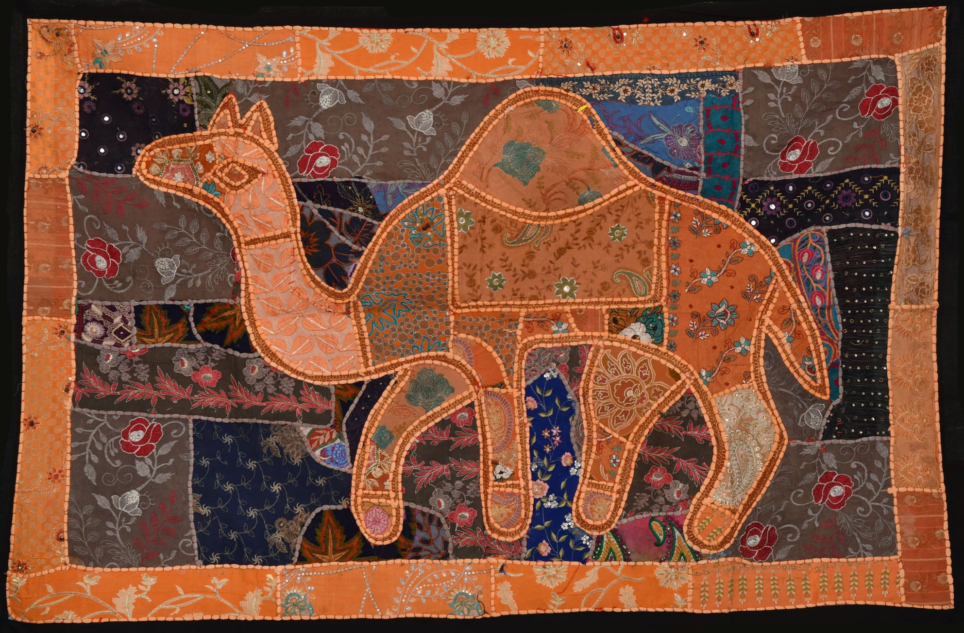 Patchwork brodé main habiller un mur blanc tenture camel coton