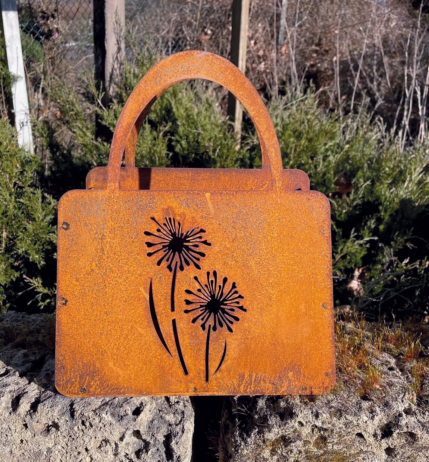 STEINFIGURENWELT GIEBEN Edelrost Handtasche mit 2 Blumen 27x32cm Tasche zum Bepflanzen Rost Pflanztasche Allium Pusteblume Blumentopf Windlicht Edelrost Gartendeko