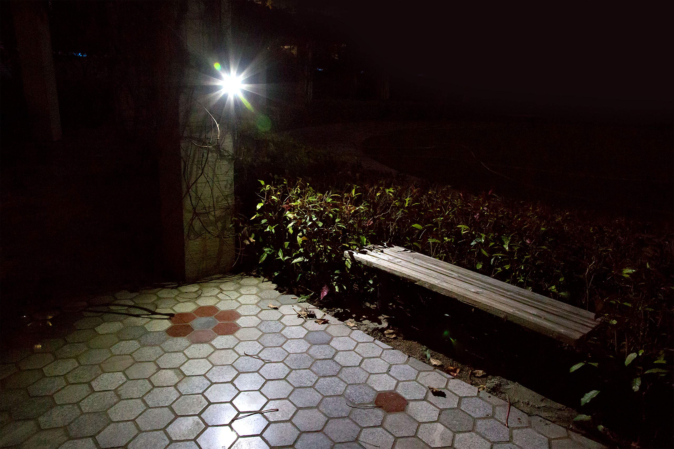 Technaxx Caméra de Surveillance Extérieure Landscape Security Fabrication Imperméable Équipée d'Éclairage LED et de Capteur Infrarouge Passif TX-106 (Noir)