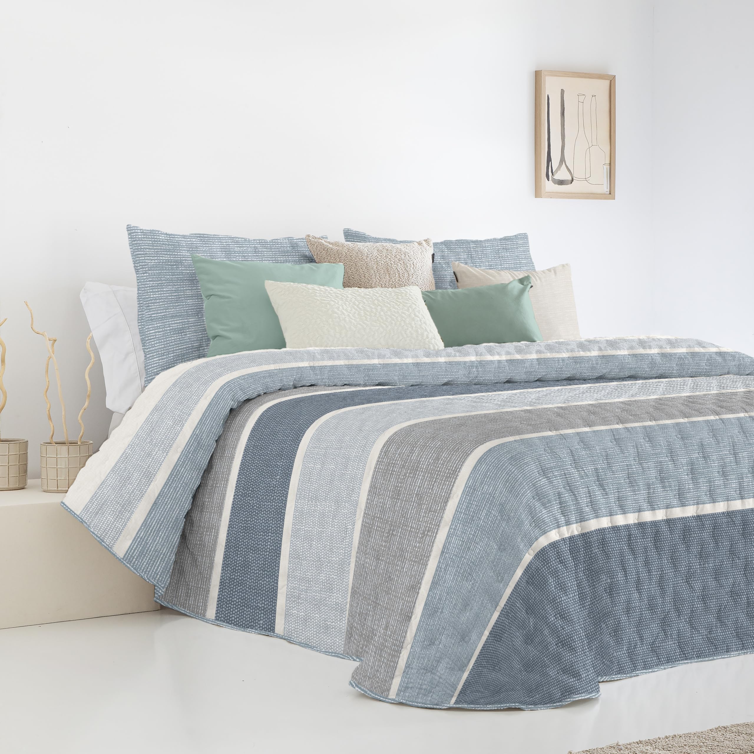 Fundeco - Colcha Entretiempo Cama 135 Diseño Reversible de Rayas y Efecto Semiliso Color Azul - Medida 235x270 cm - Incluye 2 Fundas de Cojín 50x70