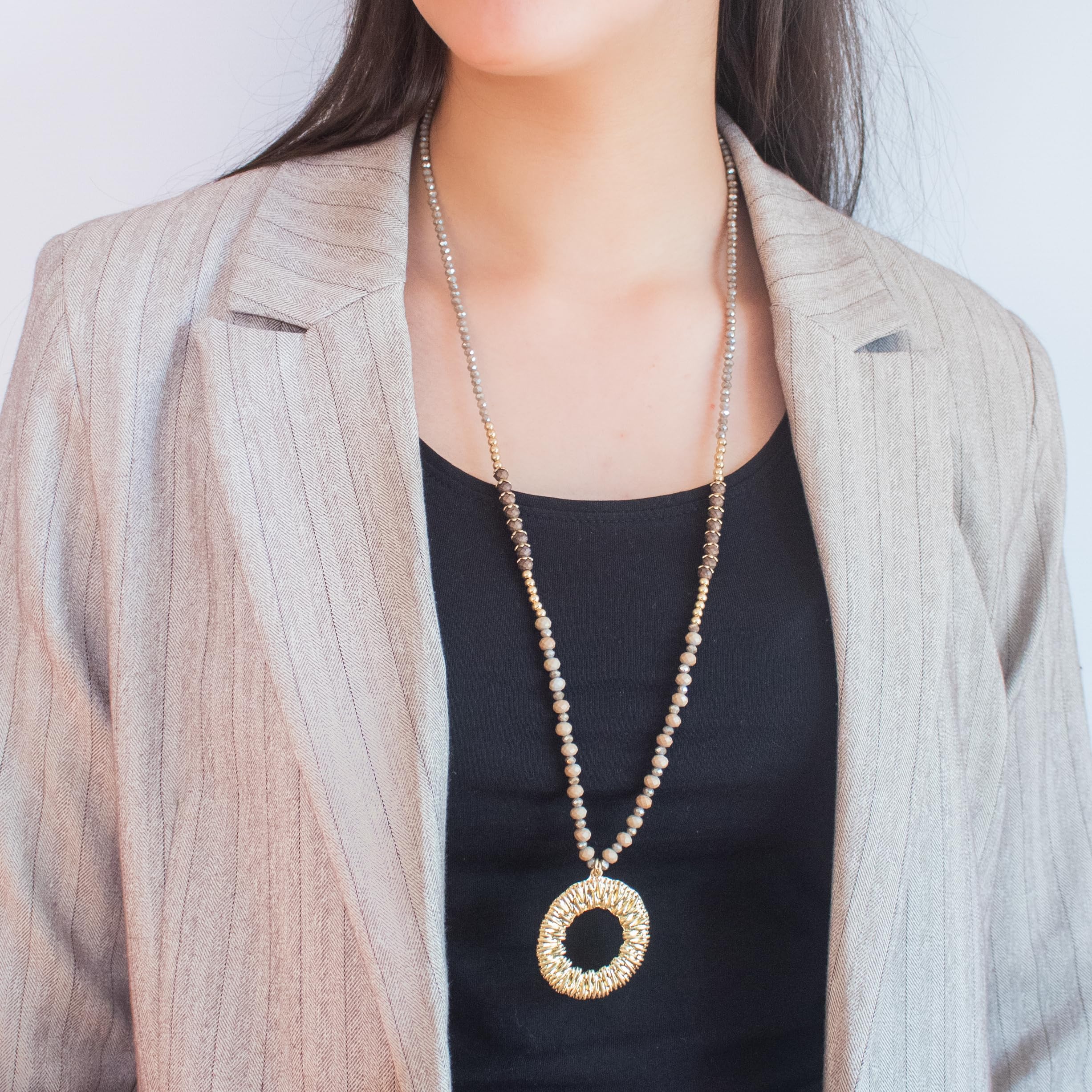 AMICHI- Collar Mujer Dorado Largo – Colgante Redondo Hueco Tipo Donut Texturizado con Piedras de Cristal Marrón y Gris – Elegante Handmade – Collar Mujer Original