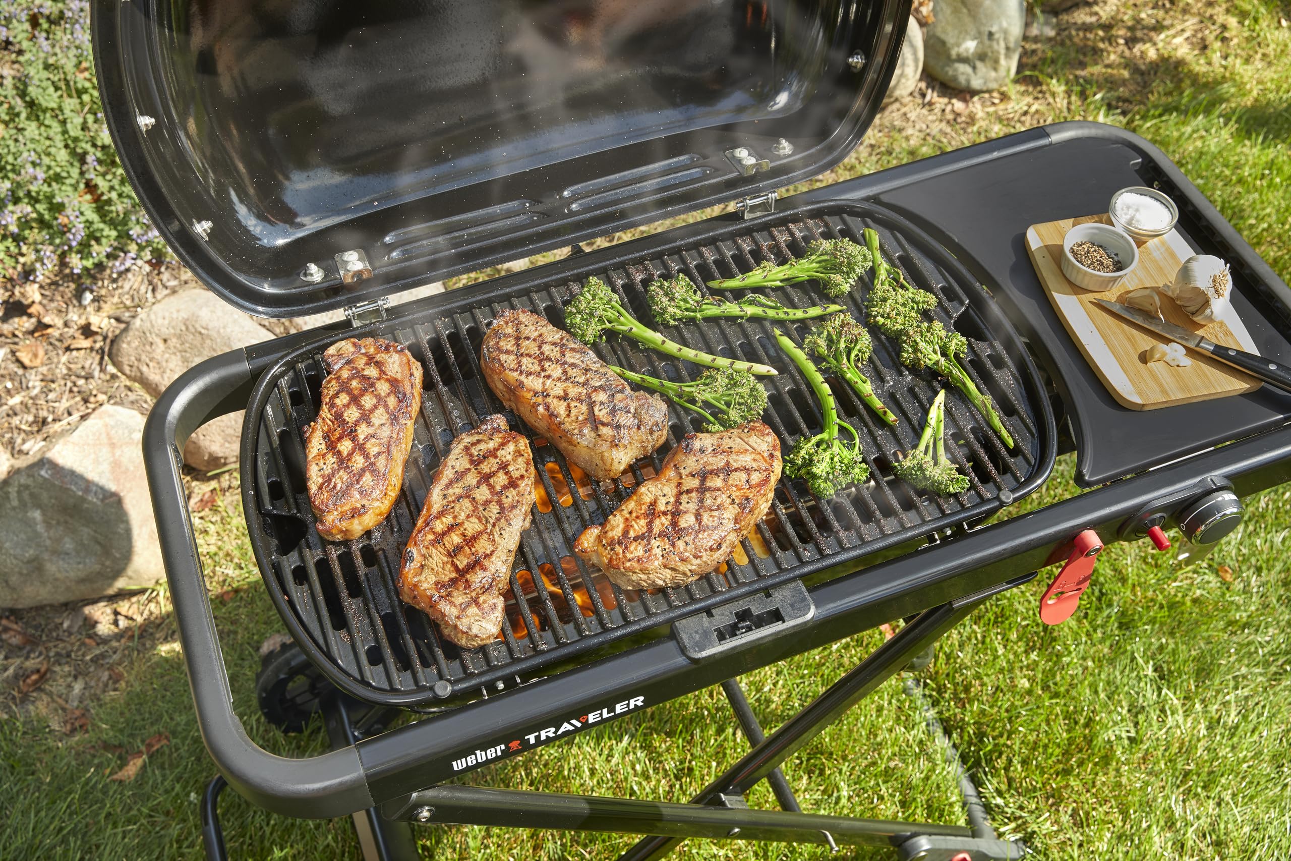 Weber Traveler barbecue à gaz/design pliable et portable avec roues, verrouillage automatique du couvercle et thermomètre intégré, 1 brûleur, largeur 111 cm, surface de cuisson 2065 cm², noir