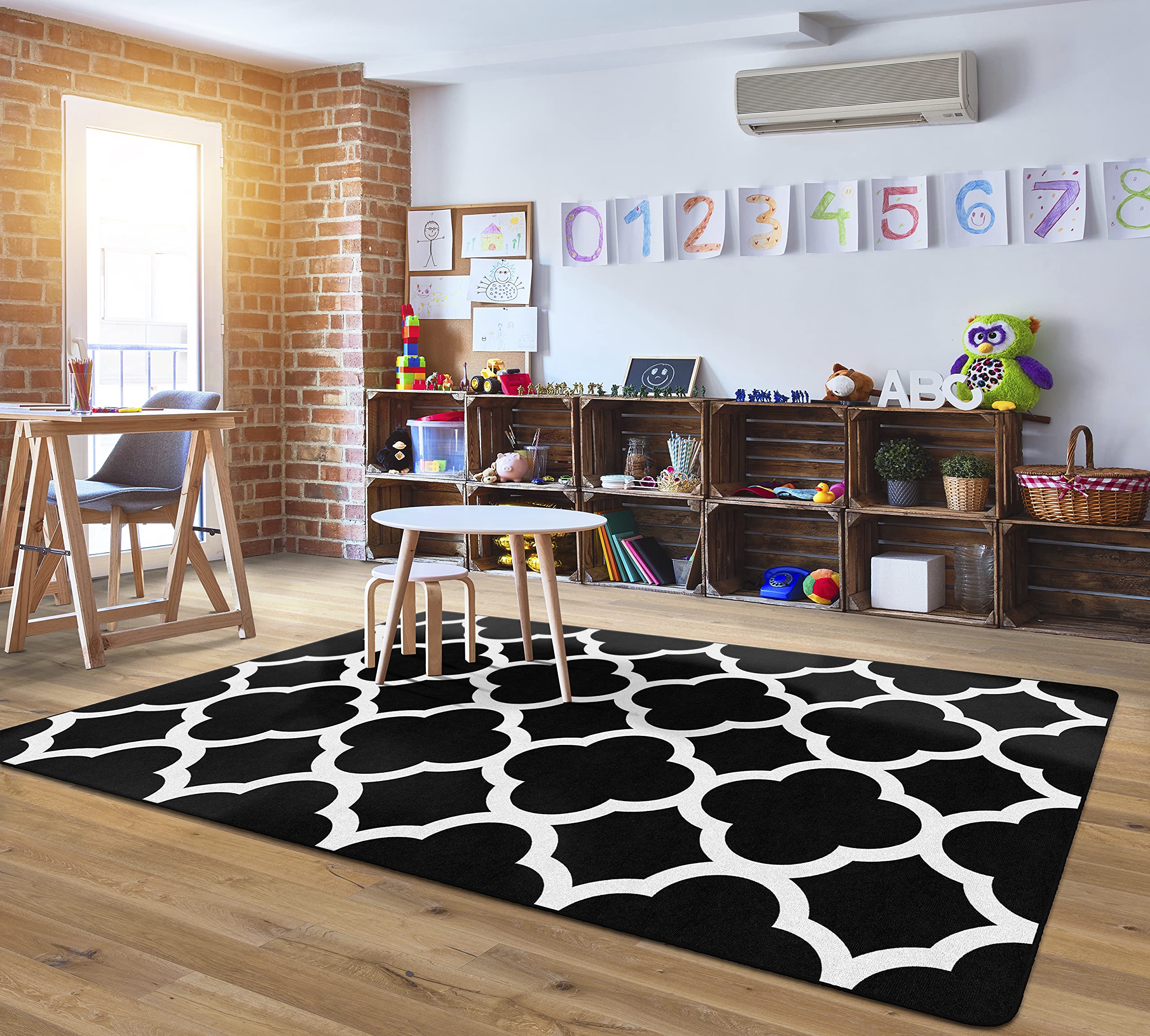 Flagship Carpets Schoolgirl Style Black and White Quatrefoil Classroom Area Rug for Indoor Classroom Learning or Kid Bedroom Educational Play Mat, 7'6