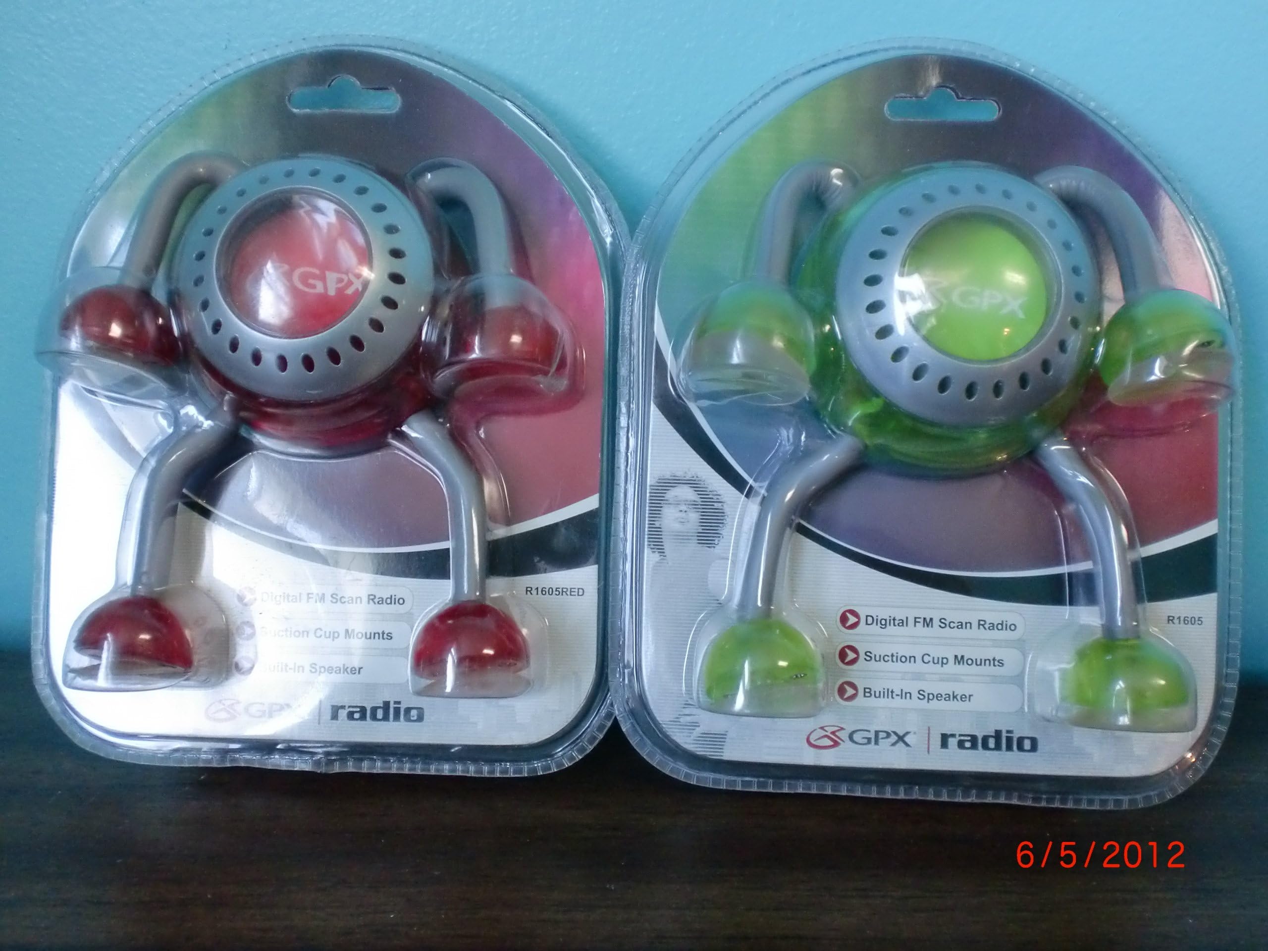 GPX R1605 Red FM Radio with Suction Cup Feet