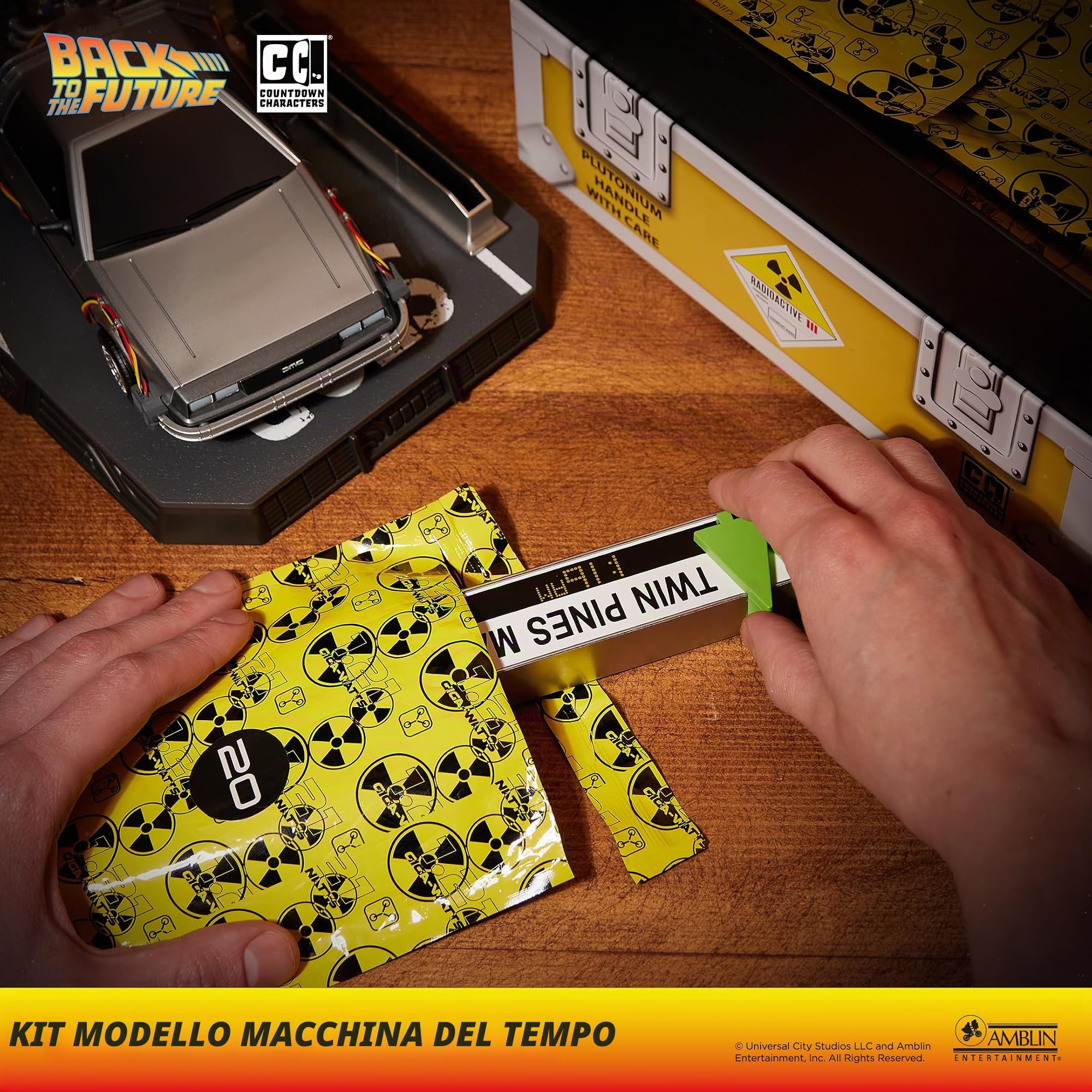 CC Countdown Characters 2024 Twin Pines Mall DeLorean – Calendario dell’Avvento con Macchina del Tempo da Costruire – Statua da Collezione Ufficiale di Ritorno al Futuro