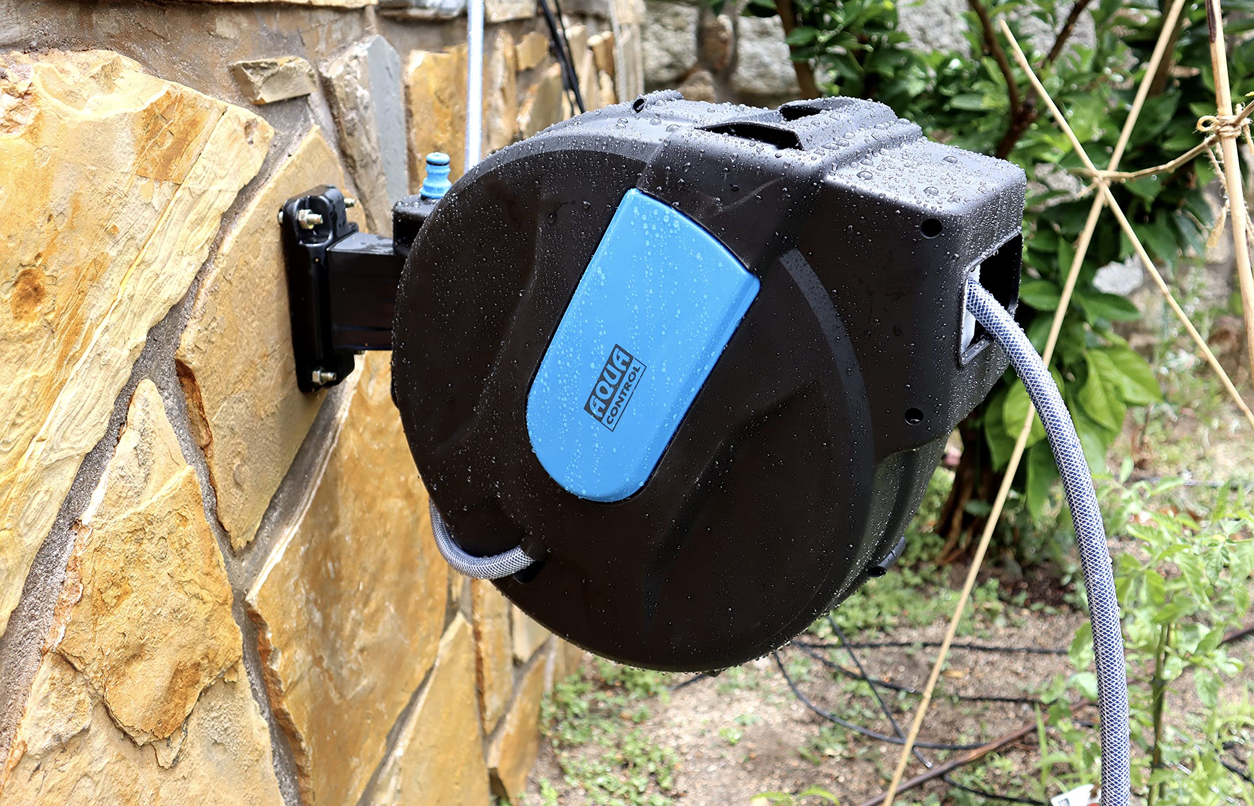 Enrollador automático de manguera para pared. Con 20 metros de manguera y conexiones y lanza en bimateria (plástico y caucho) para mejor agarre Multicolor