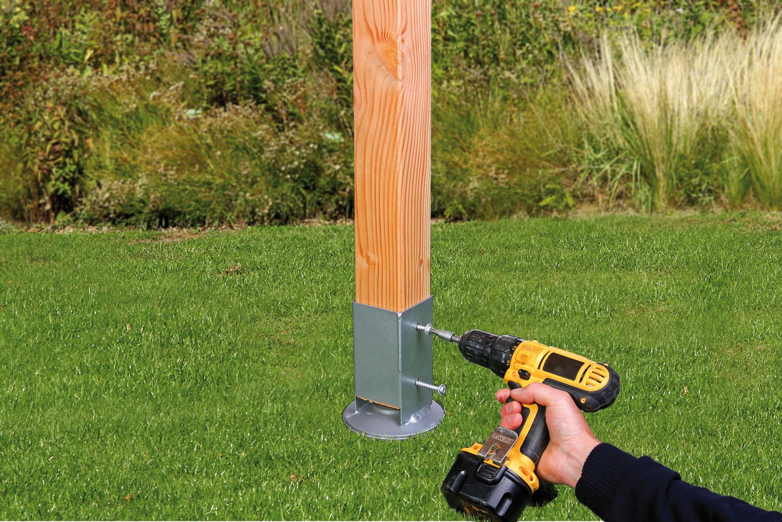 Alberts Set di 4 boccole per pali in legno quadrato, con pentola regolabile, zincato a caldo, 91 x 91 mm, lunghezza totale 900 mm