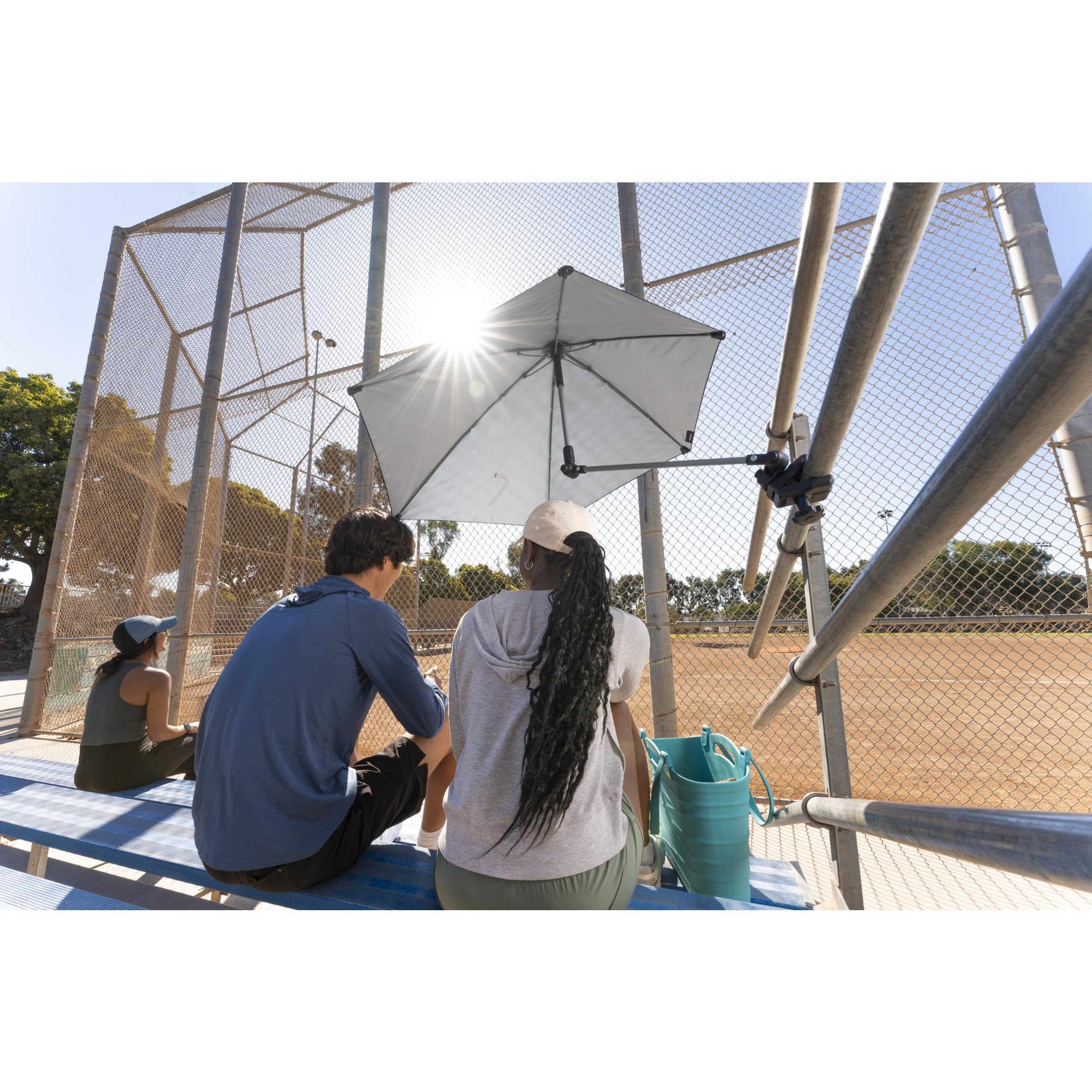Sport-Brella Versa-Brella Sonnenschirm – Reflektiert Wärme und Bietet UPF 50+ Sonnenschutz, Klemmt An Fast Jeder Oberfläche, Montiert An Stühlen, Tribünen, Golf-Taschen, 96cm x 100cm